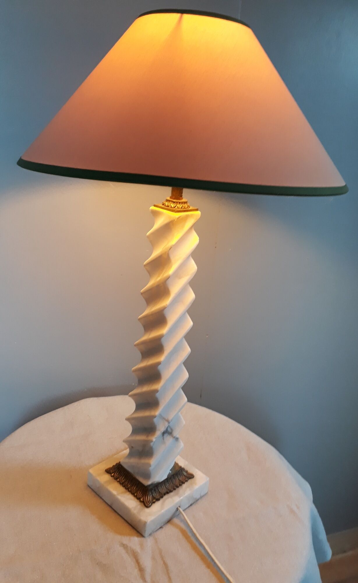 Twisted lamp foot in white marble and brass, square base - 1950's