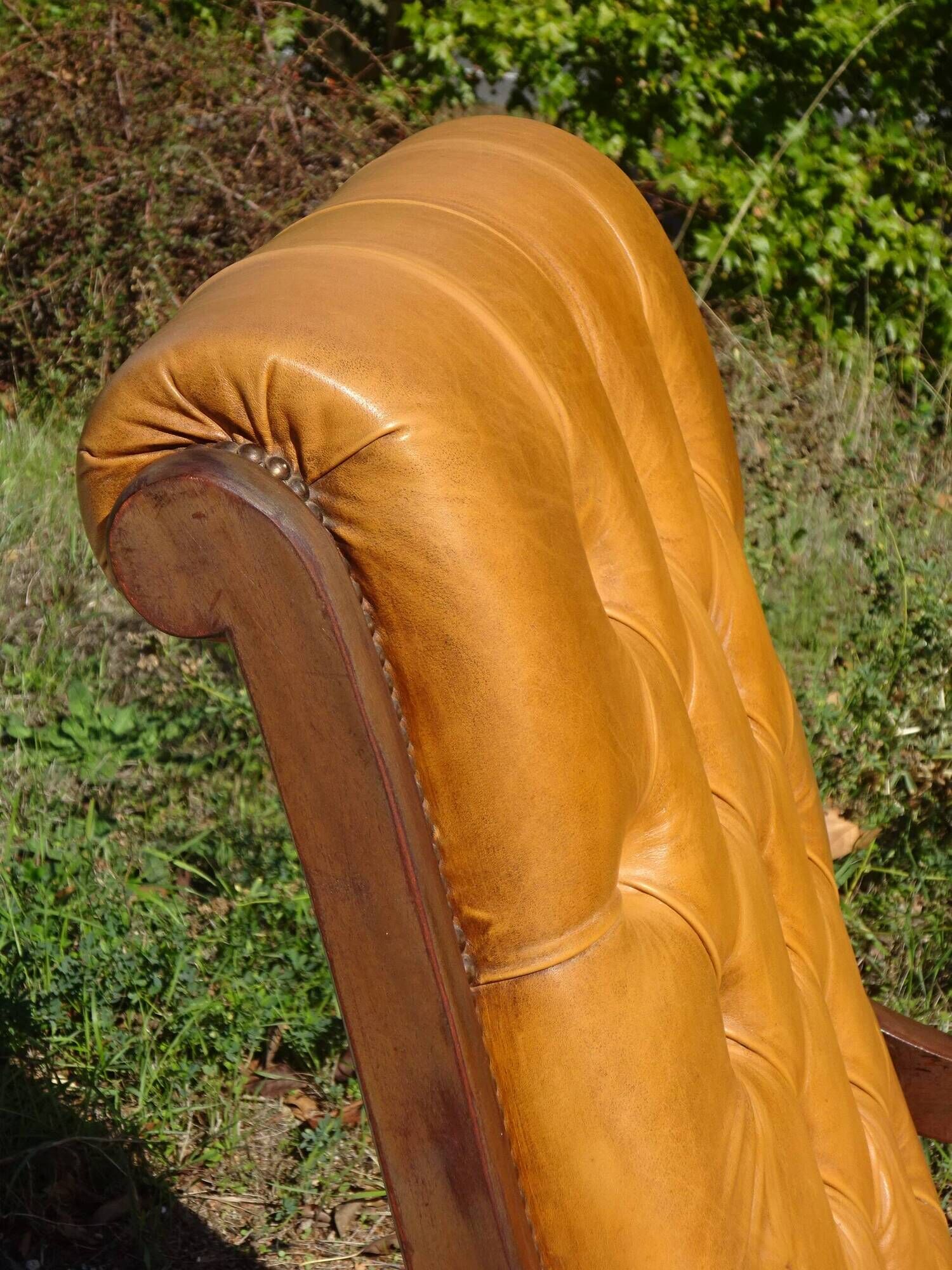 Fauteuils en bois et cuir capitonné, les 2