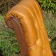 Fauteuils en bois et cuir capitonné, les 2