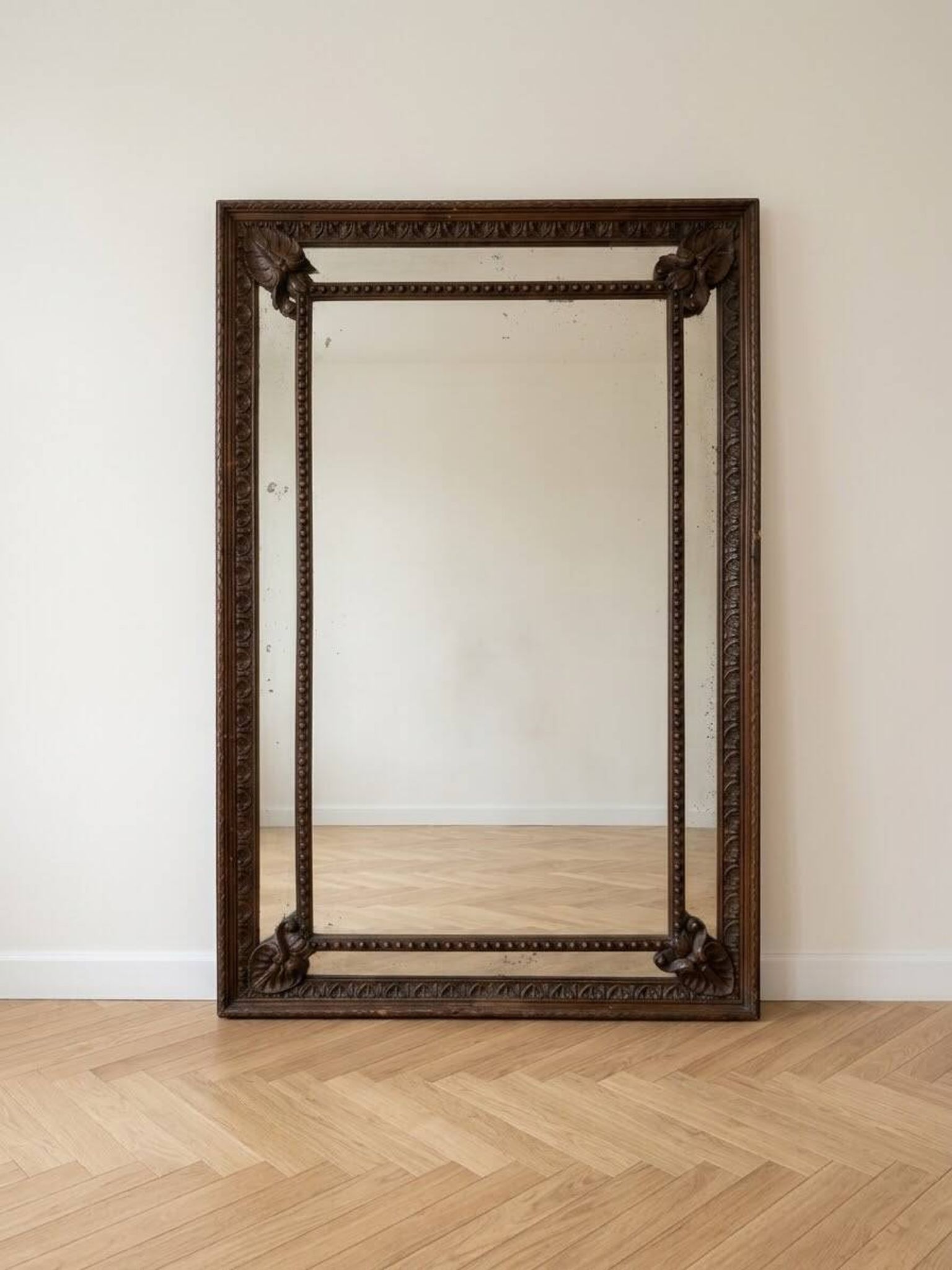 Grand miroir ancien en bois sculpté