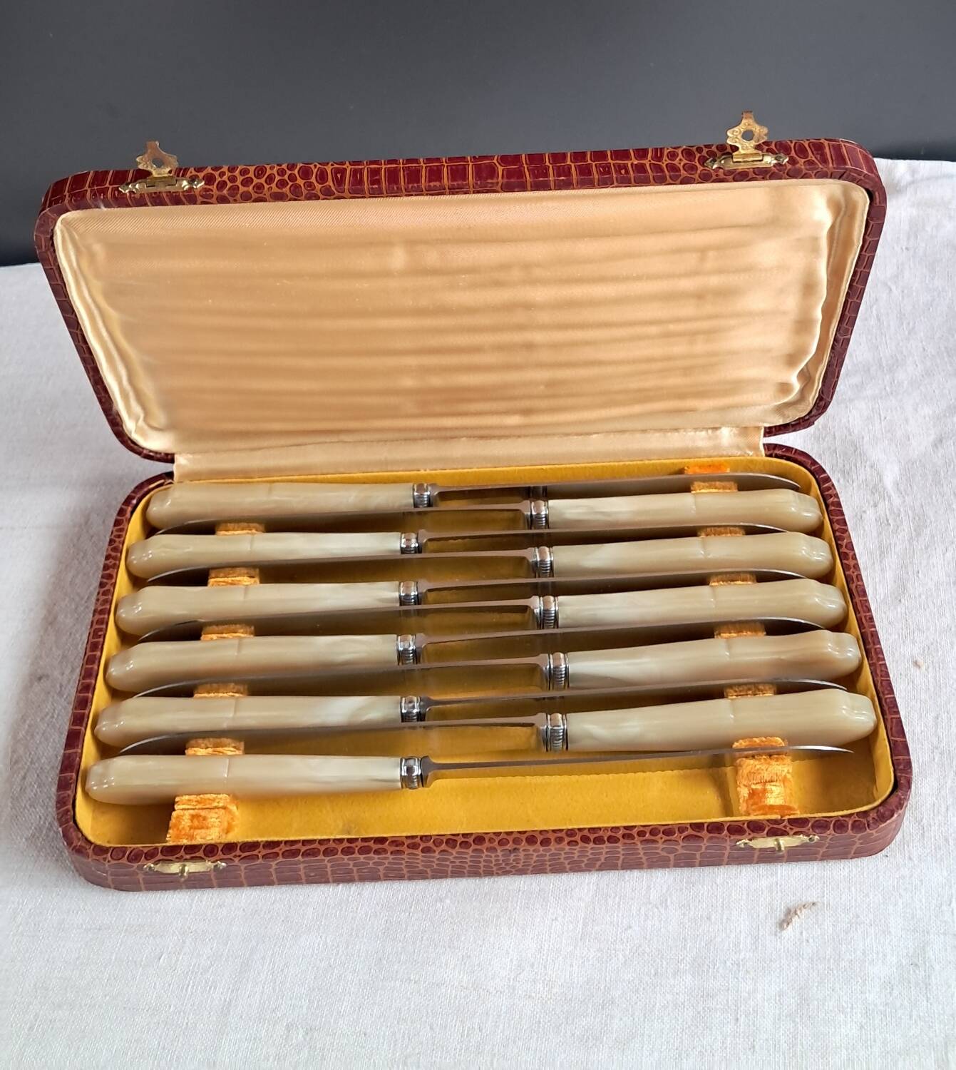 Knives and salad cutlery