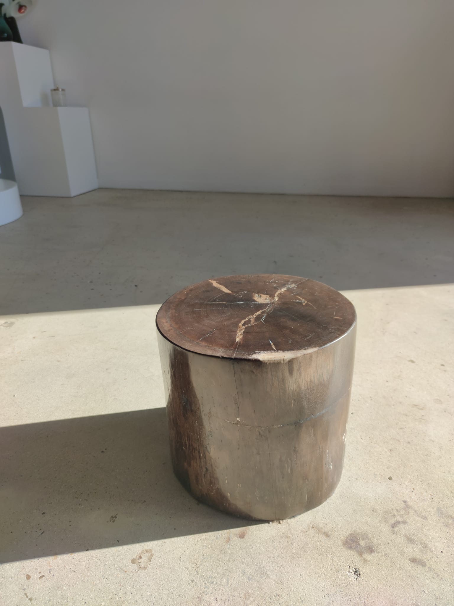 Table d'appoint en bois pétrifié couleur marron glacé - H:34cm D:35cm