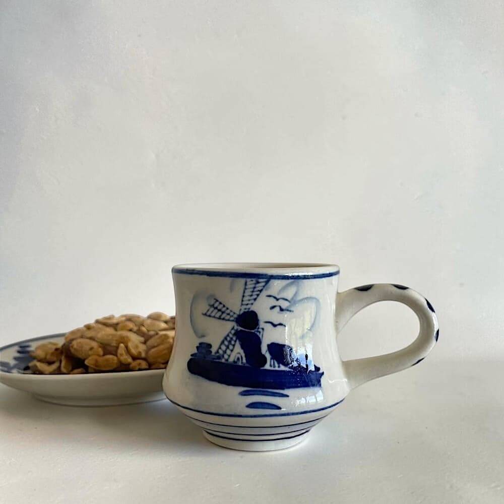 Tasse à café et soucoupe en Delft Blue peintes à la main