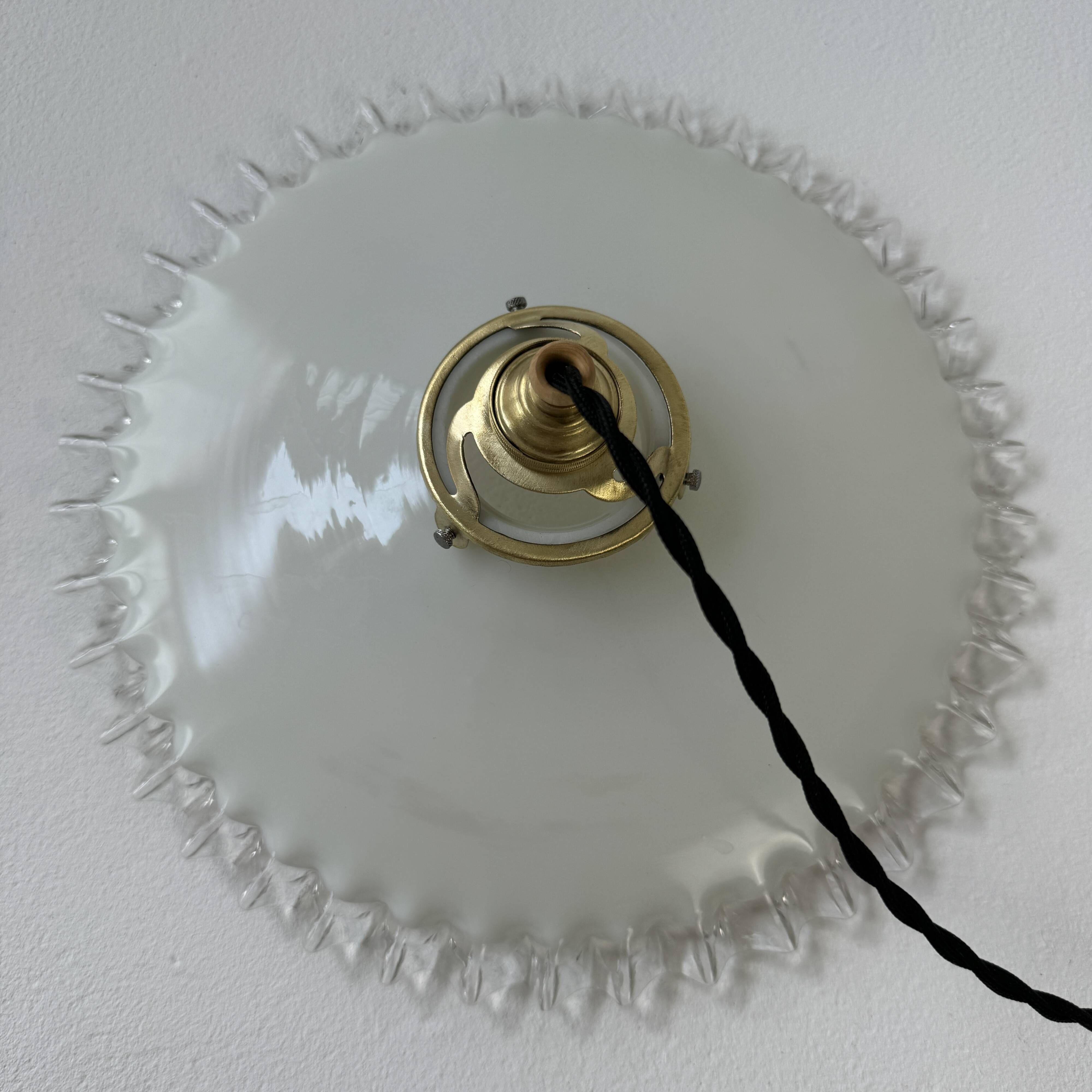 Vintage 26 cm opaline laced suspension