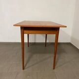 Extendable dining table