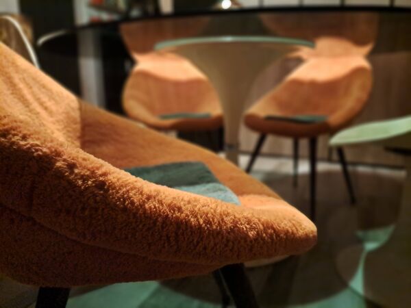 Suites de 3 chaises, fauteuils formes œufs pieds compas 1950