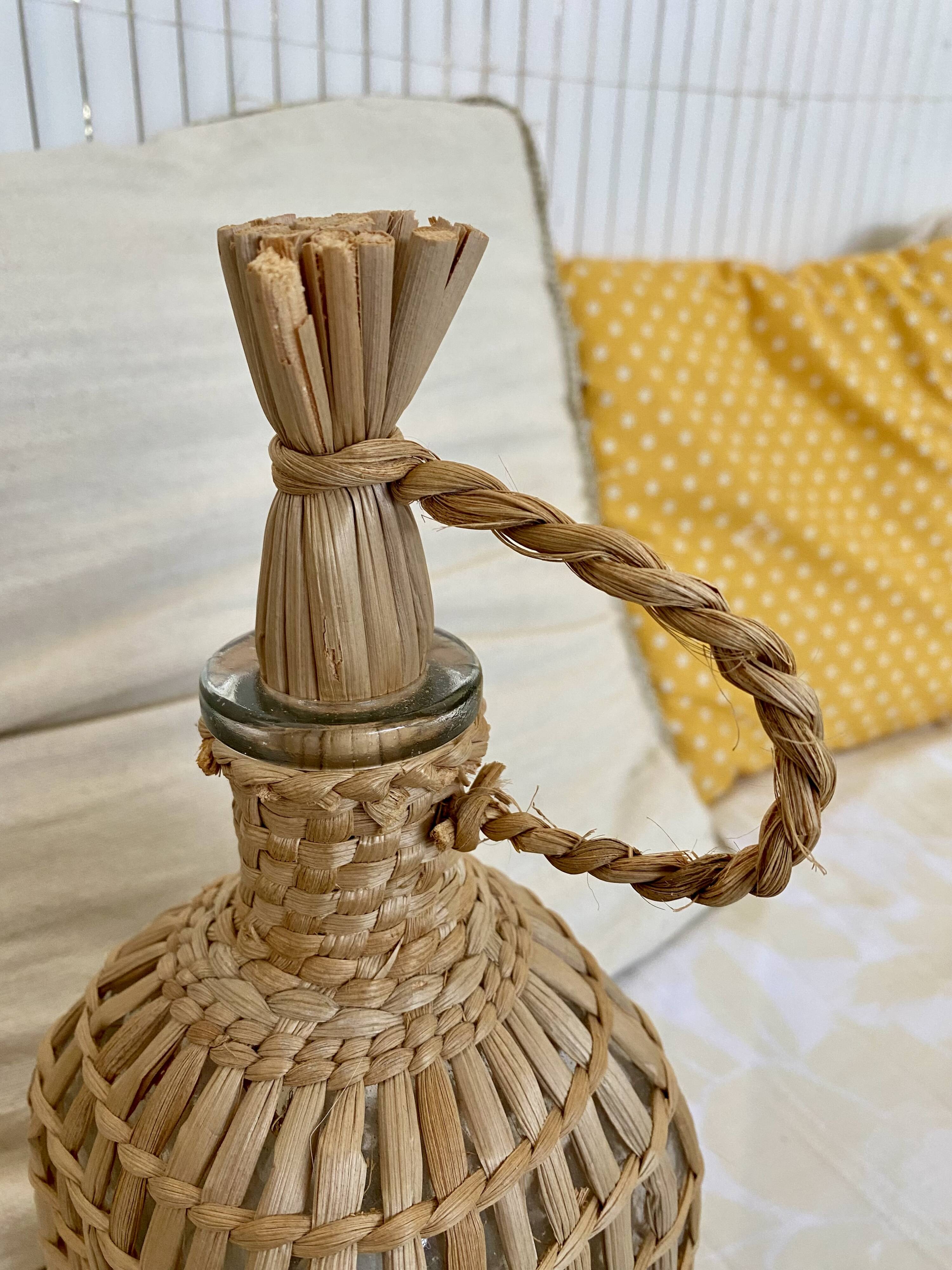 Bouteille en verre et osier