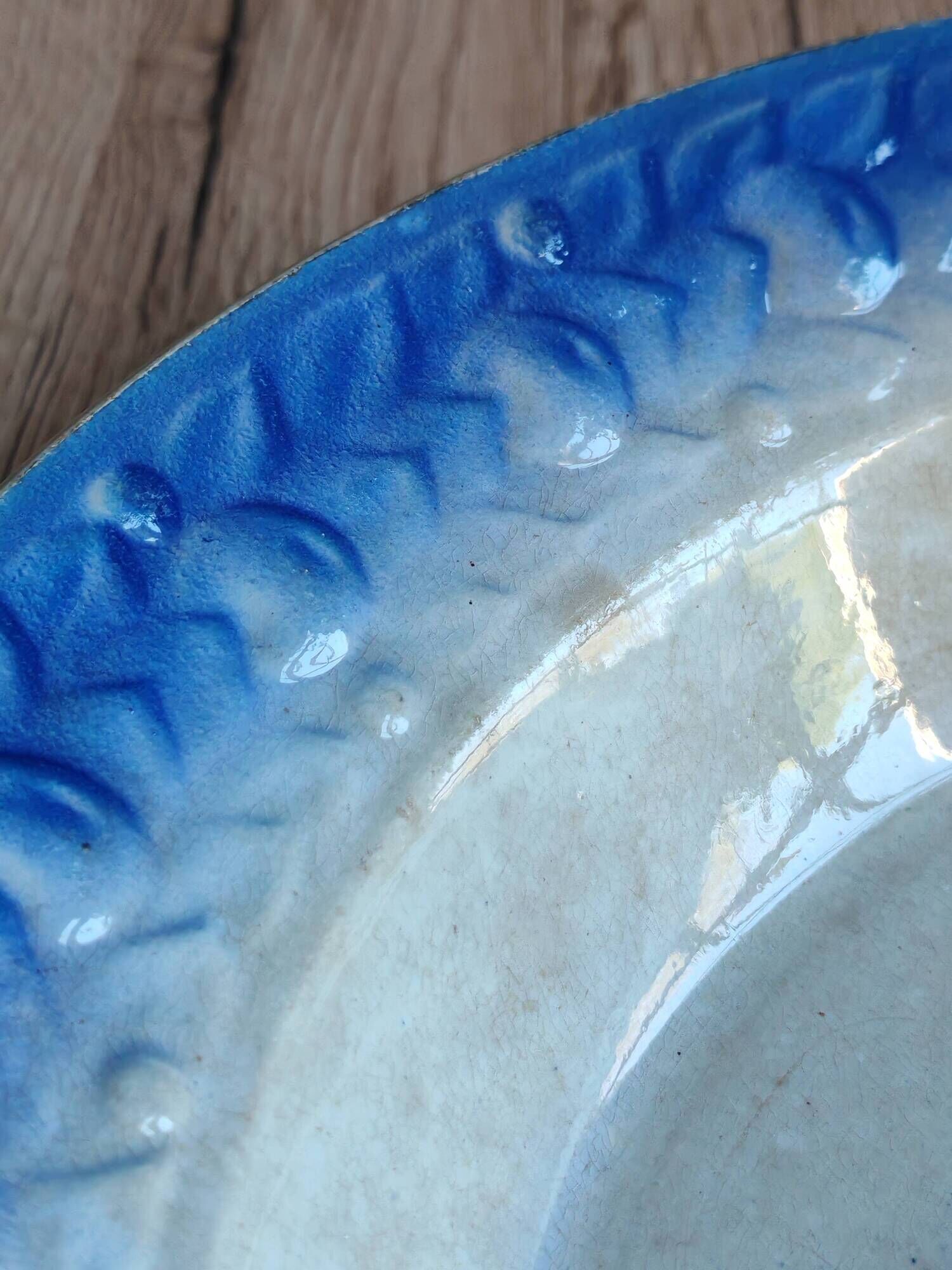 Hollow plate Moulin des Loups Hamage France, blue and white swan decoration.