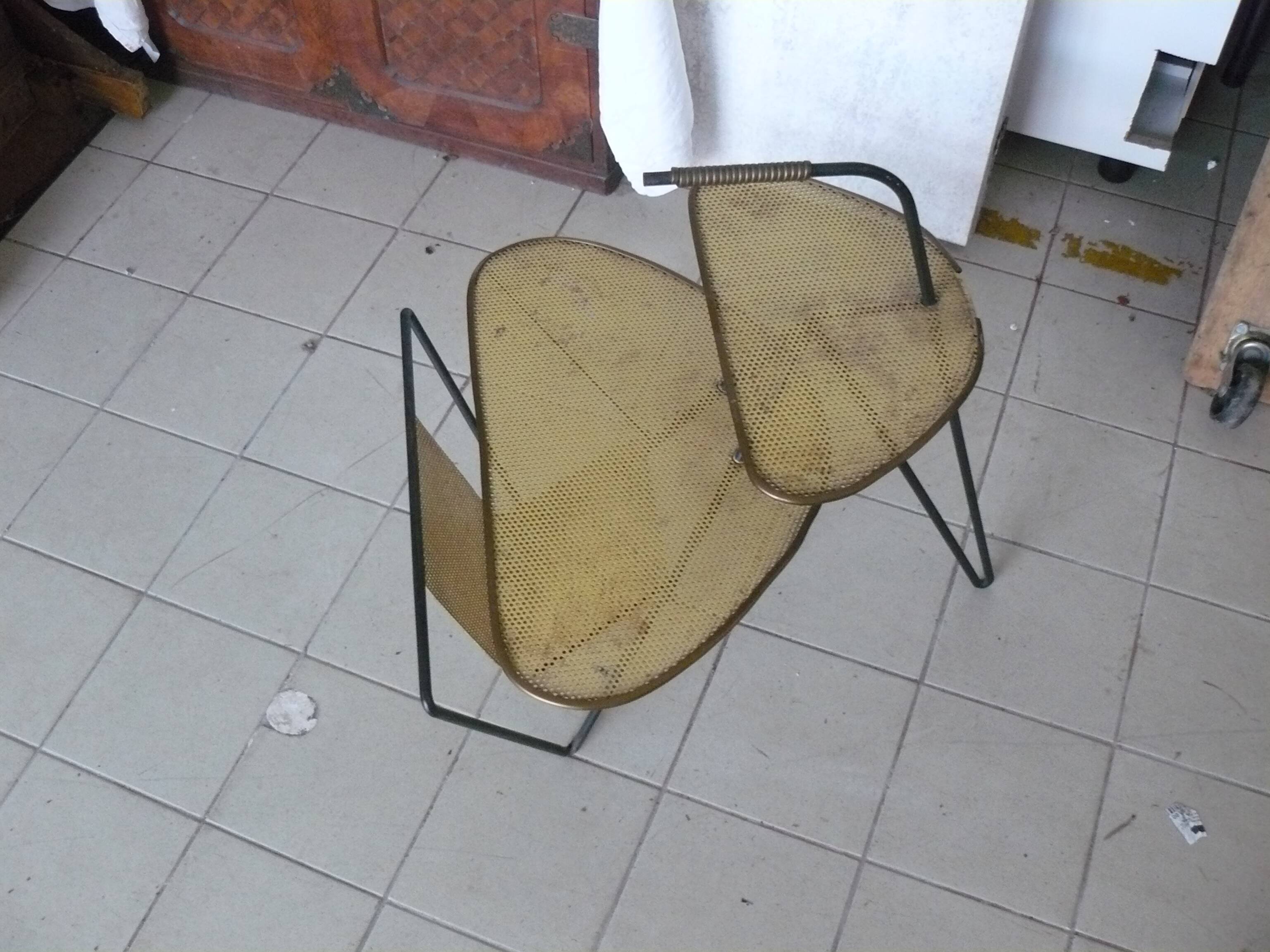 Porte revues tole perforée