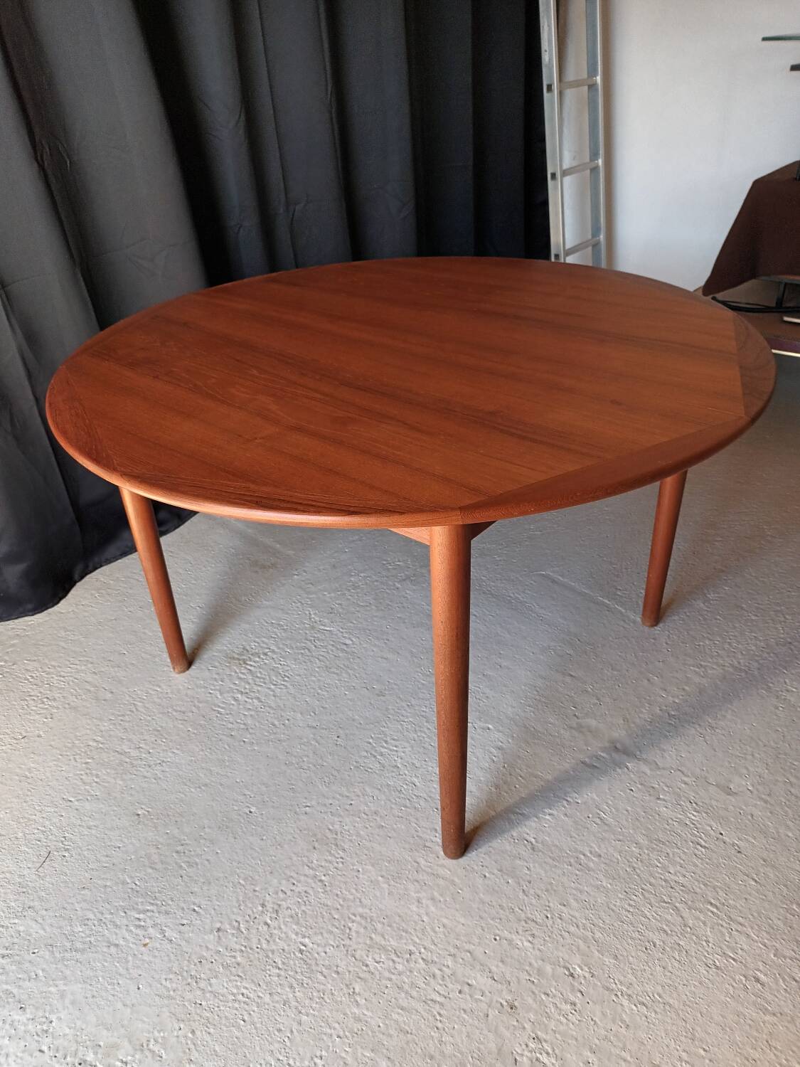 Scandinavian round table