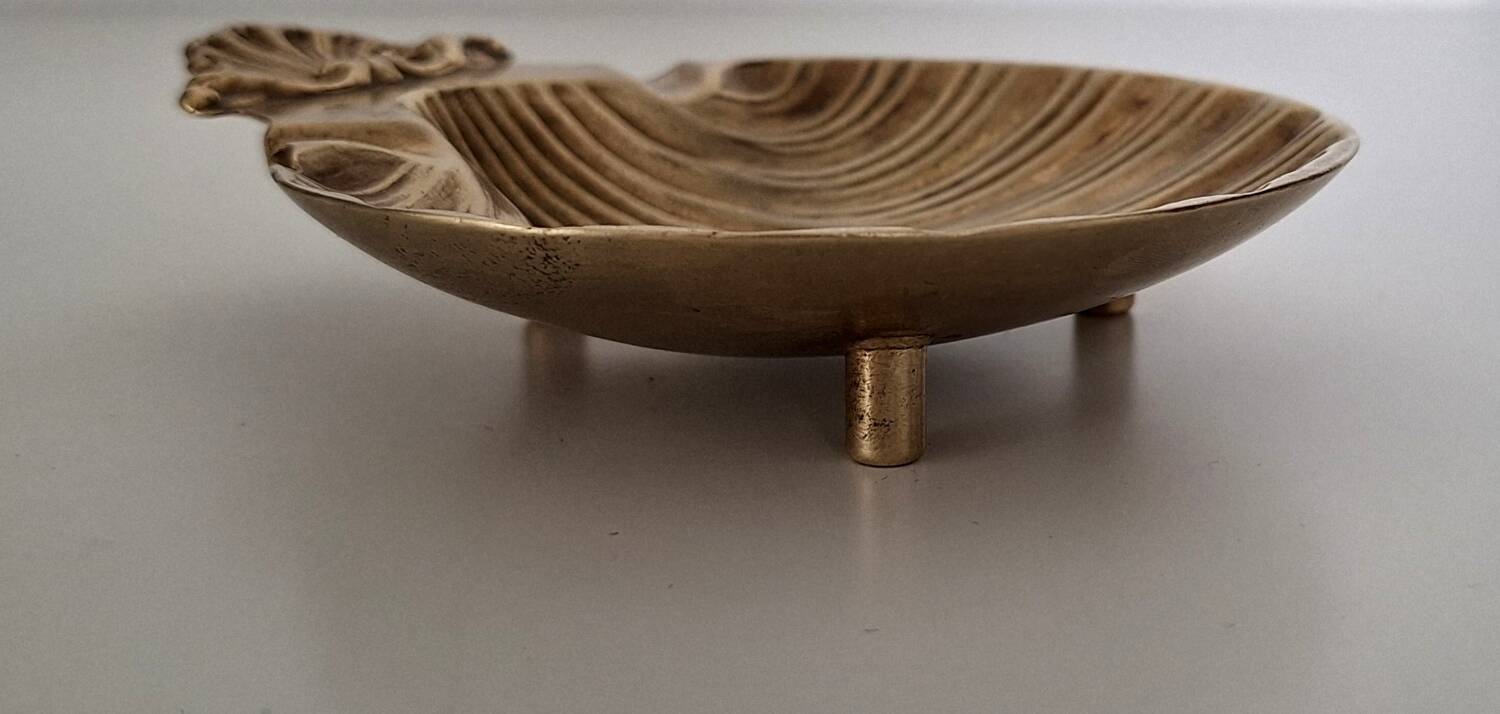 Scallop-shaped ashtray