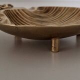 Scallop-shaped ashtray
