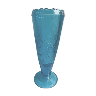 Vase verre bleu-nuit, forme conique sur piédouche, raisins en relief