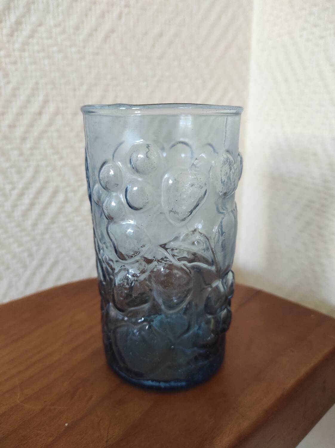 Verre bleu avec décor en relief de fruits