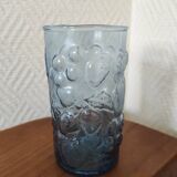 Verre bleu avec décor en relief de fruits