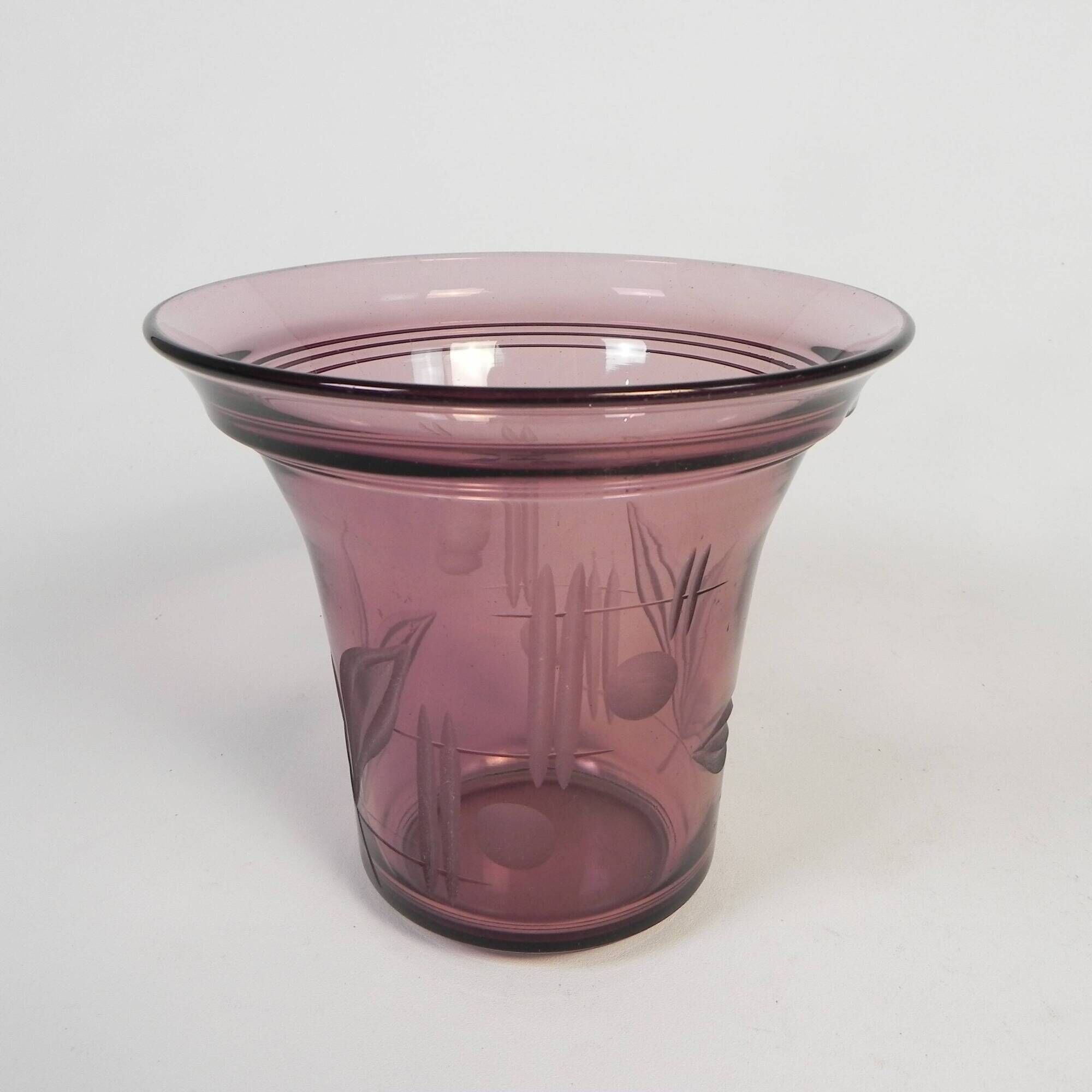 Art Deco vase with engraved geometric and floral motifs, 1930s