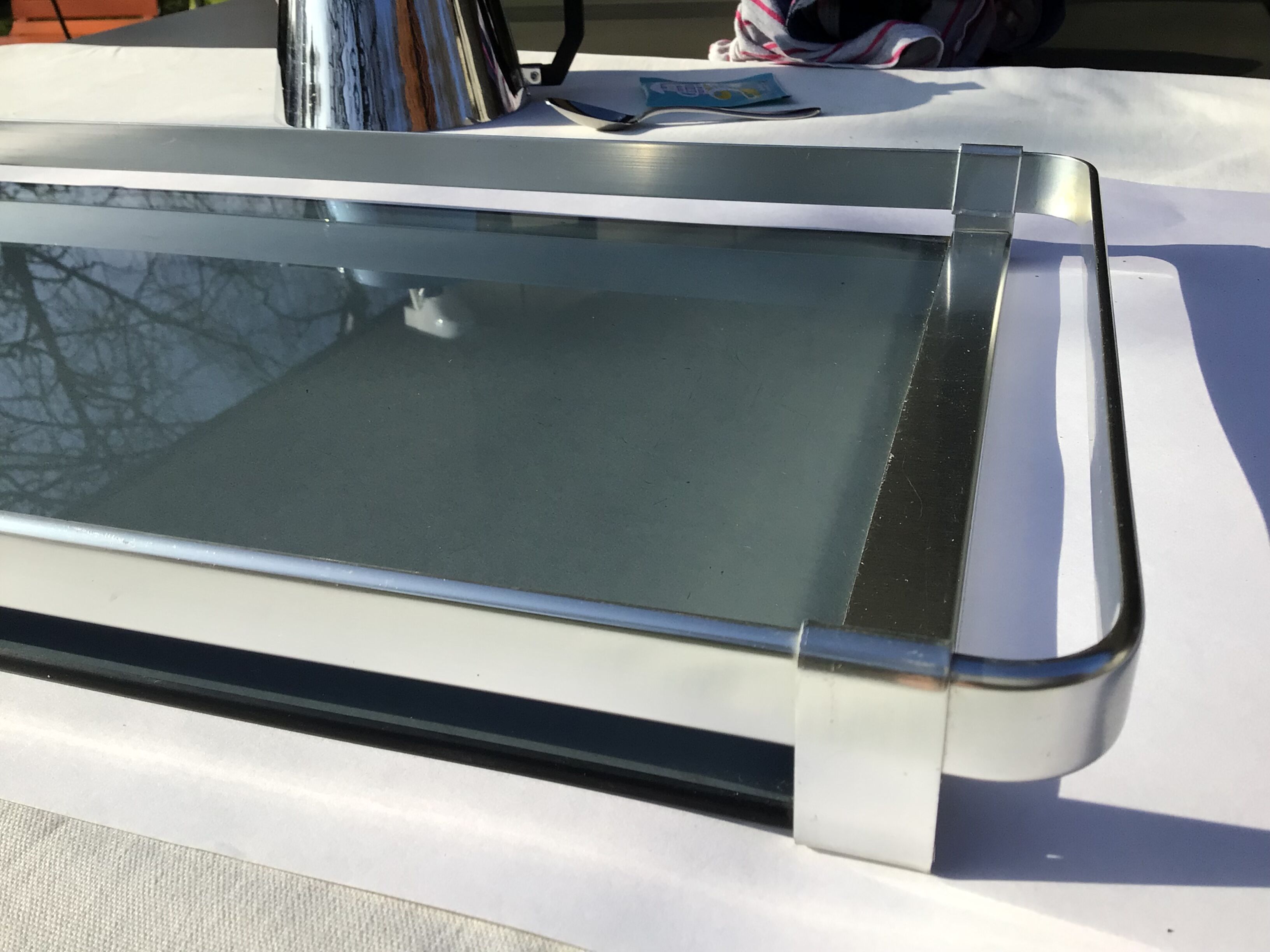 Plateau moderniste aluminium et verre fumé gris