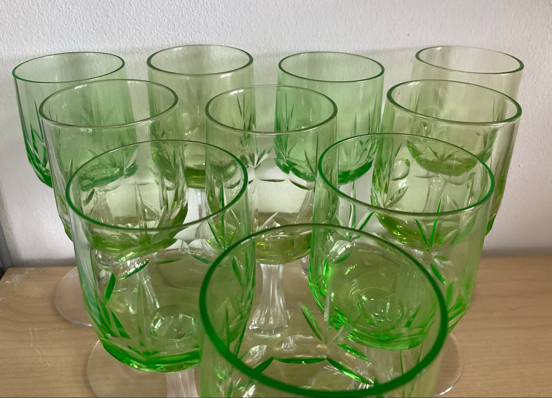 Set of 10 uraline glasses from the 1970s.