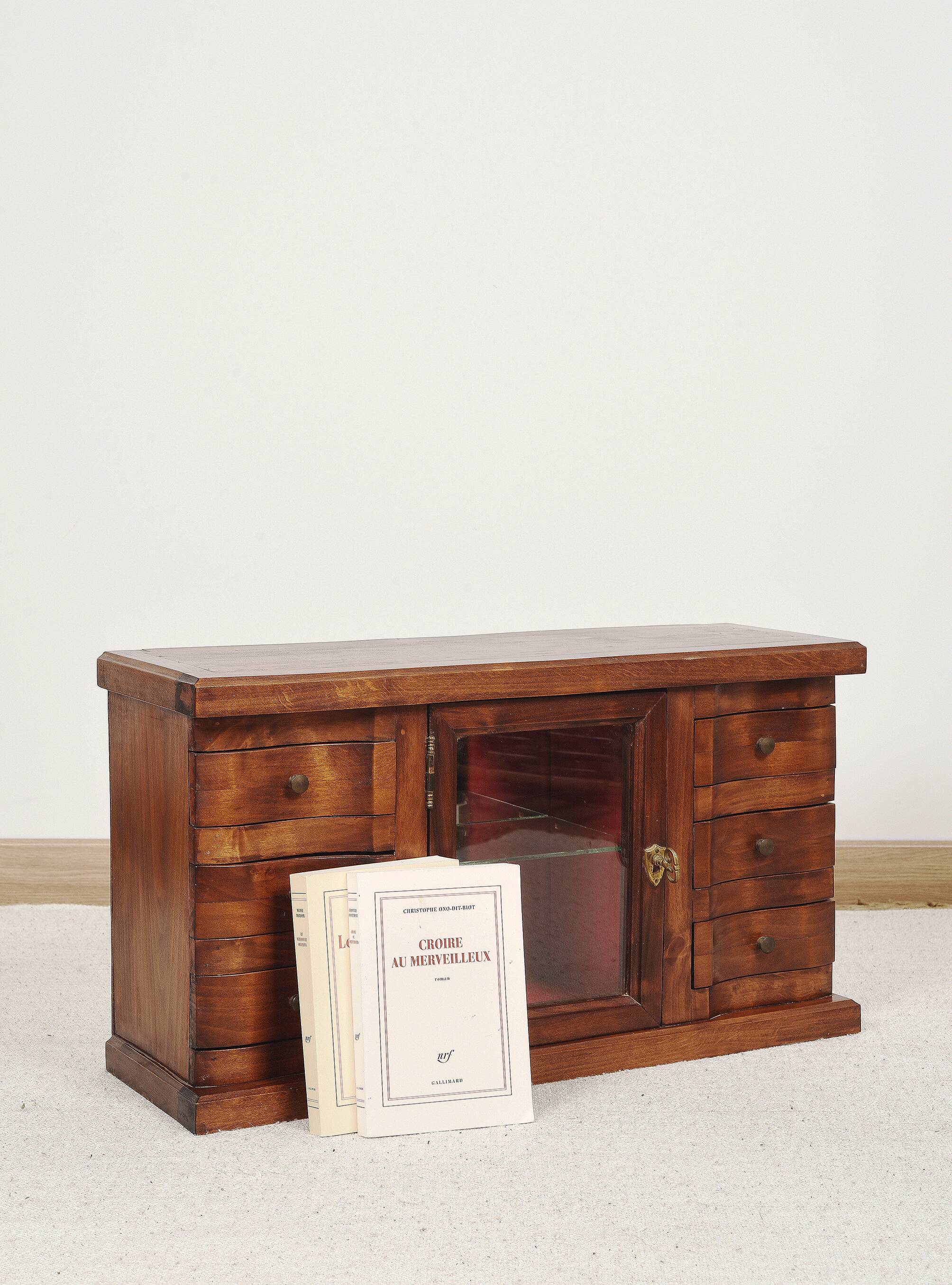 Meuble à bijoux avec 6 tiroirs et vitrine.