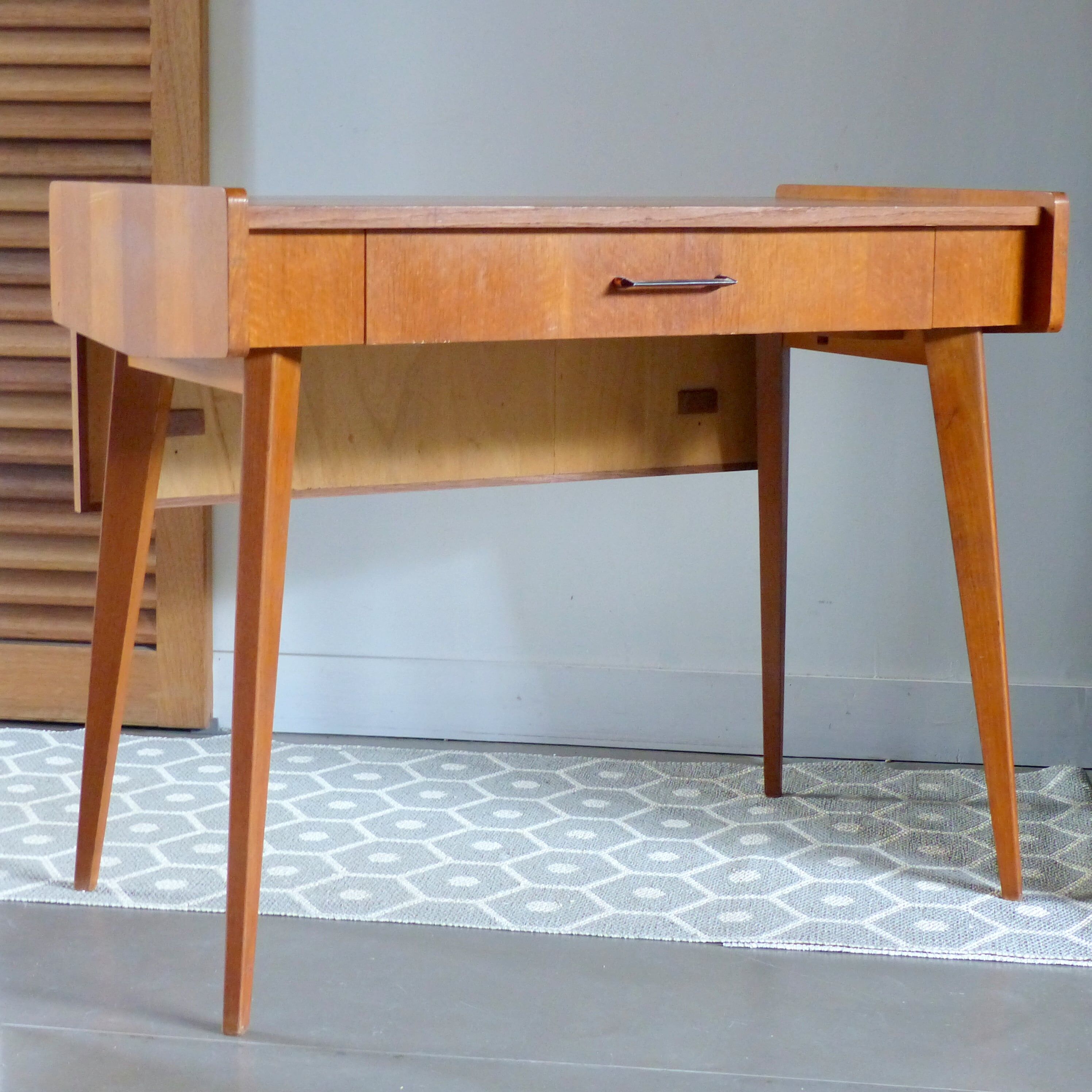 Bureau moderniste à pieds compas