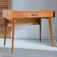 Bureau moderniste à pieds compas