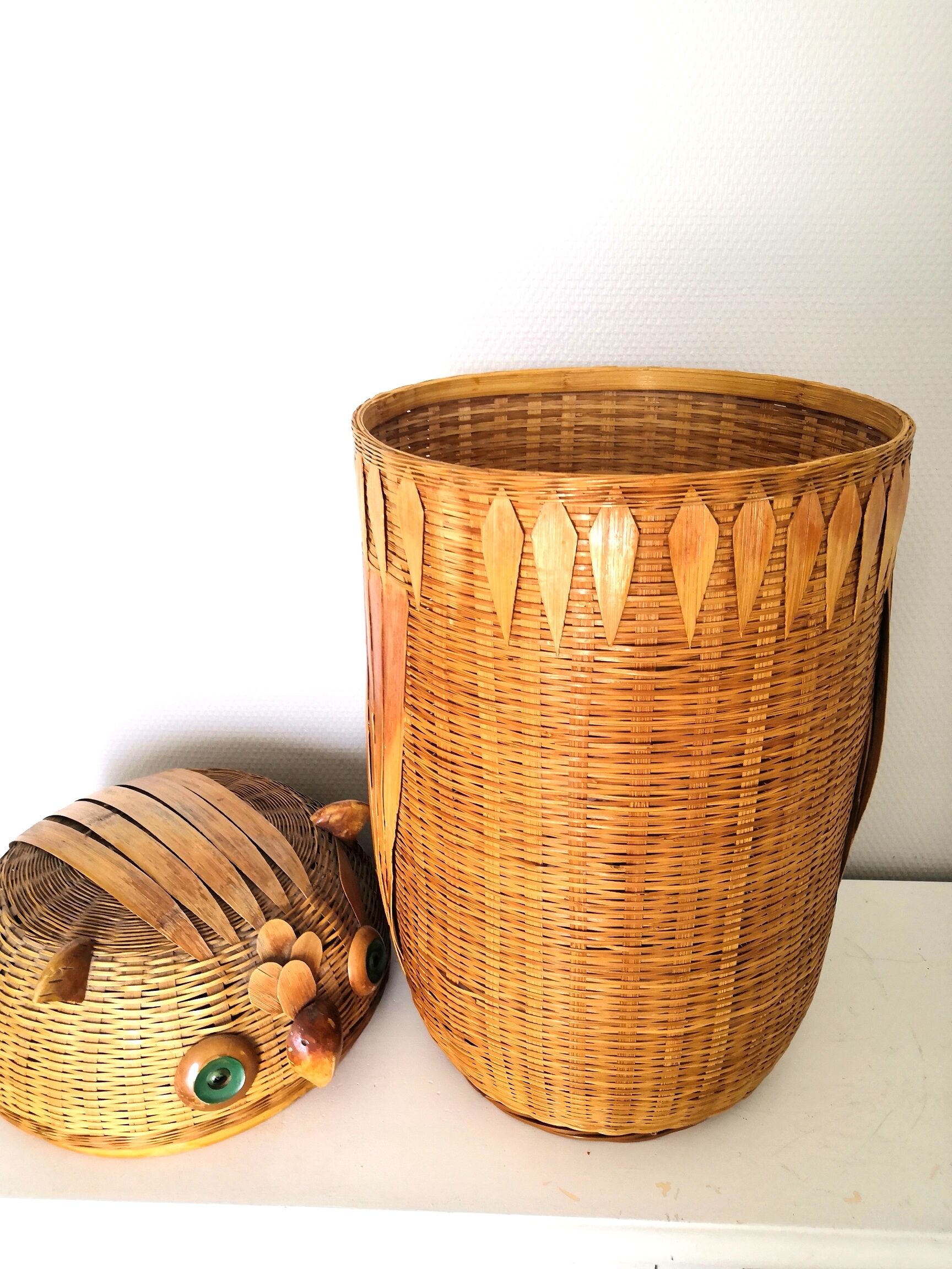 Wicker basket shape owl design 70s
