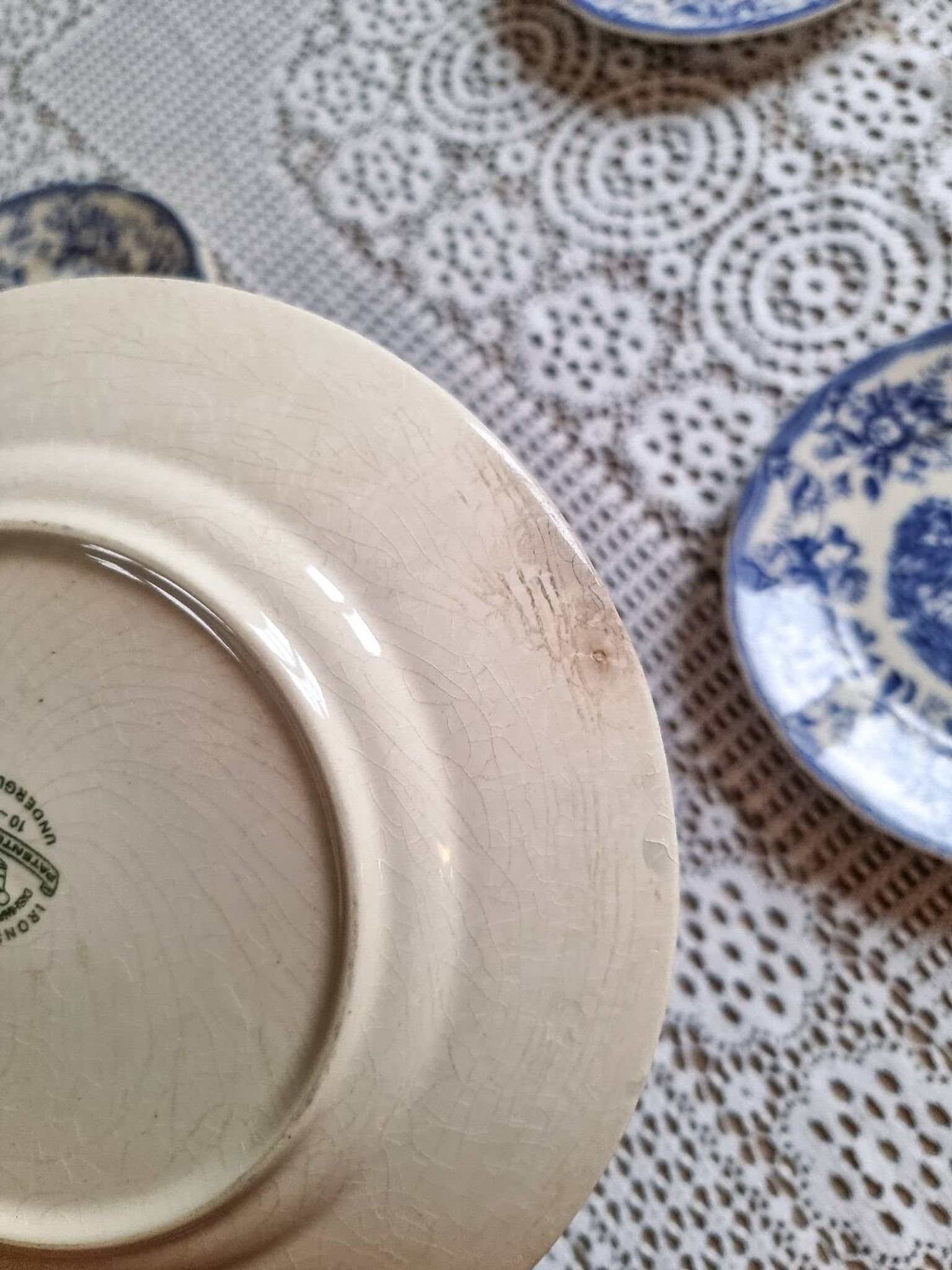 7 assiettes plates, terre de fer, Italie