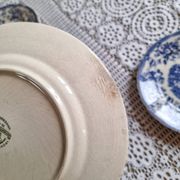 7 assiettes plates, terre de fer, Italie