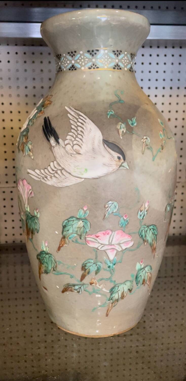 Antique Japanese vase in ceramic with floral and bird decoration, 19th century.