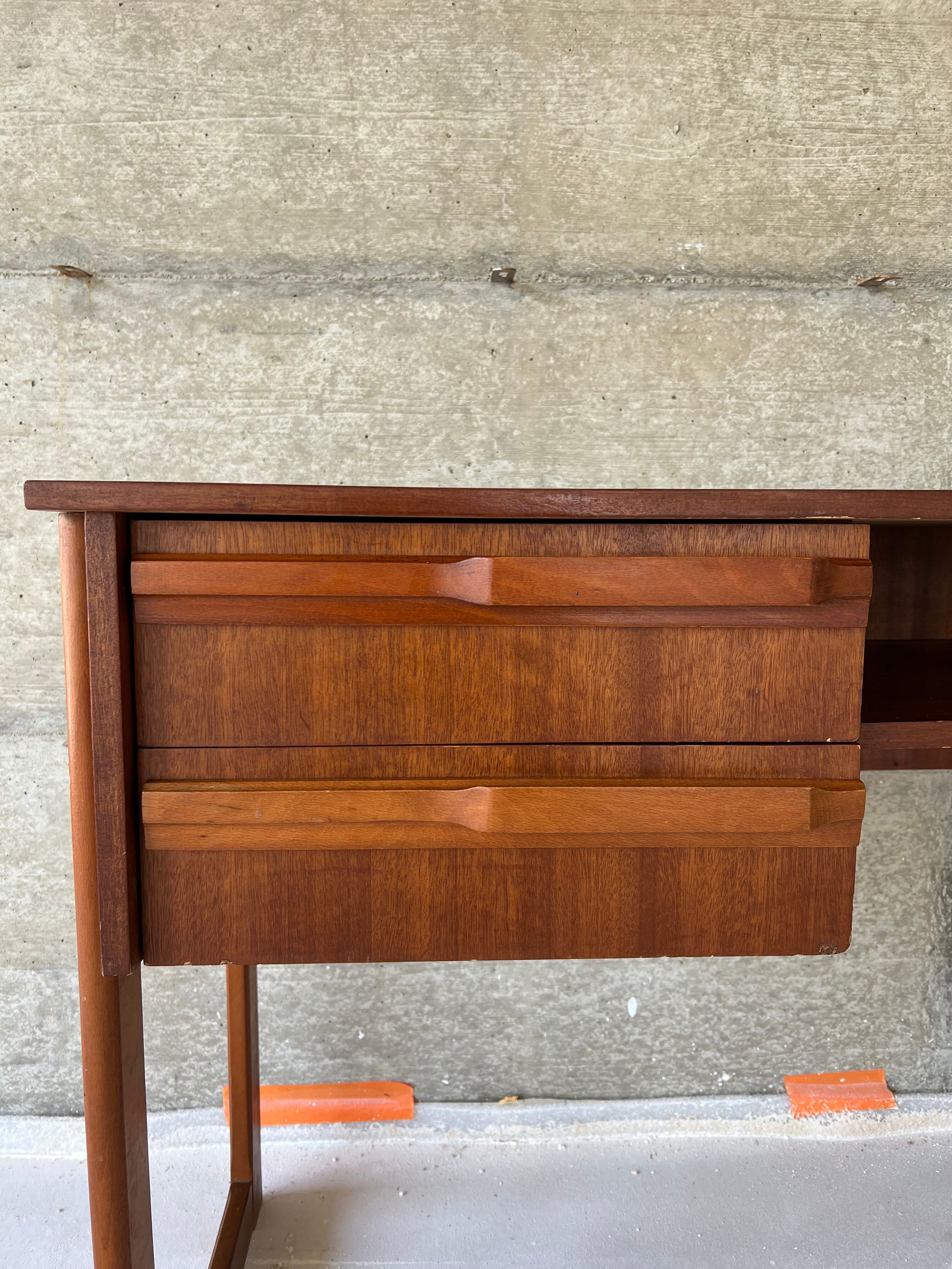 Scandinavian office of the 60s with sleigh feet