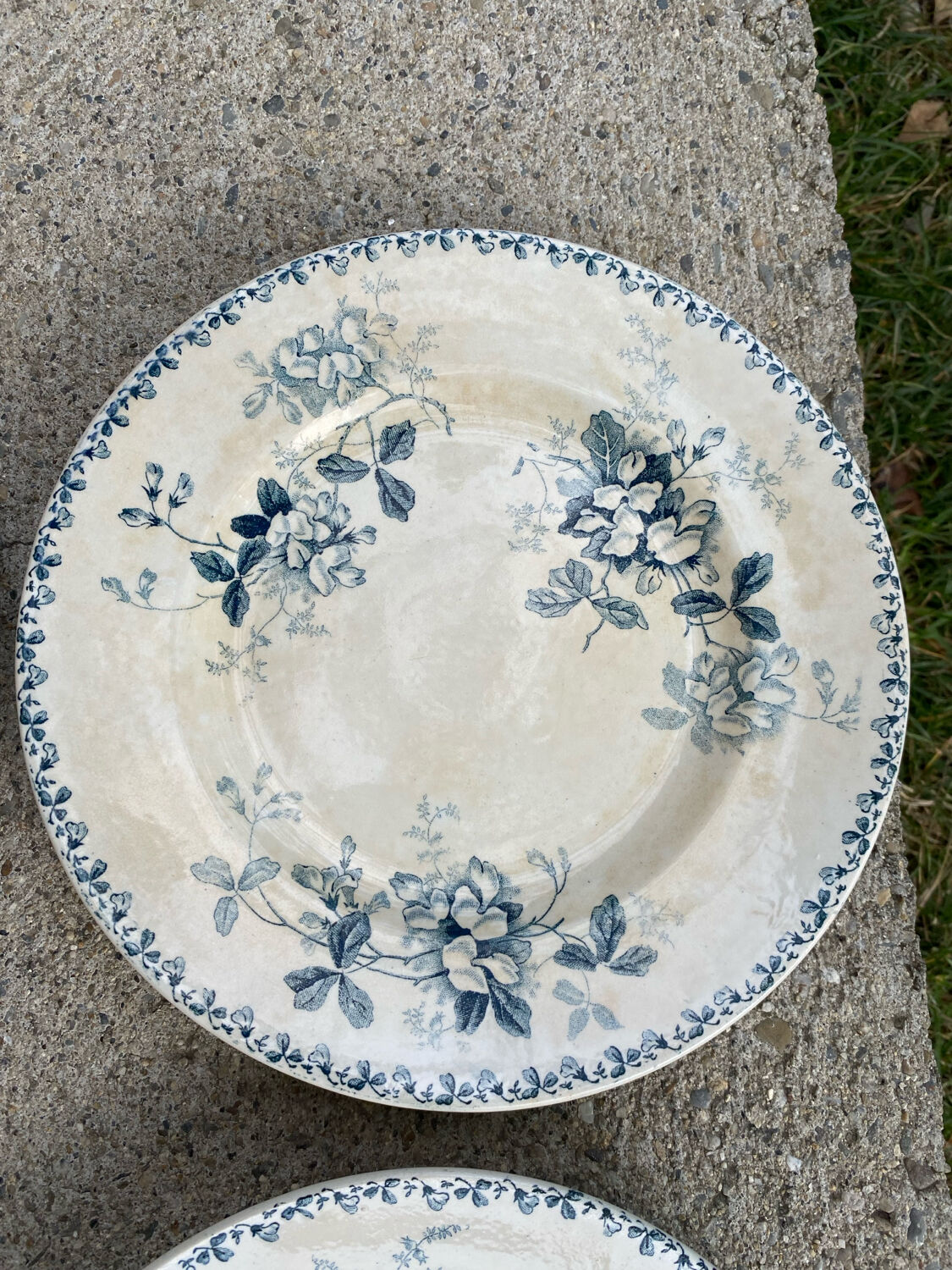 Selling sets of 8 St Amand plates