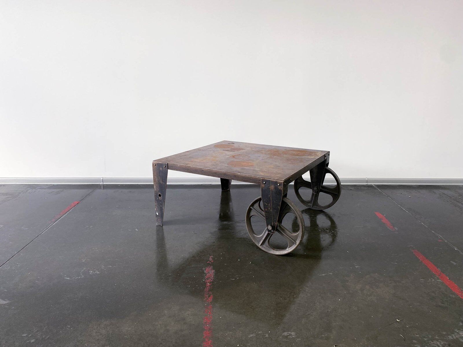 Table basse en acier industriel brutaliste