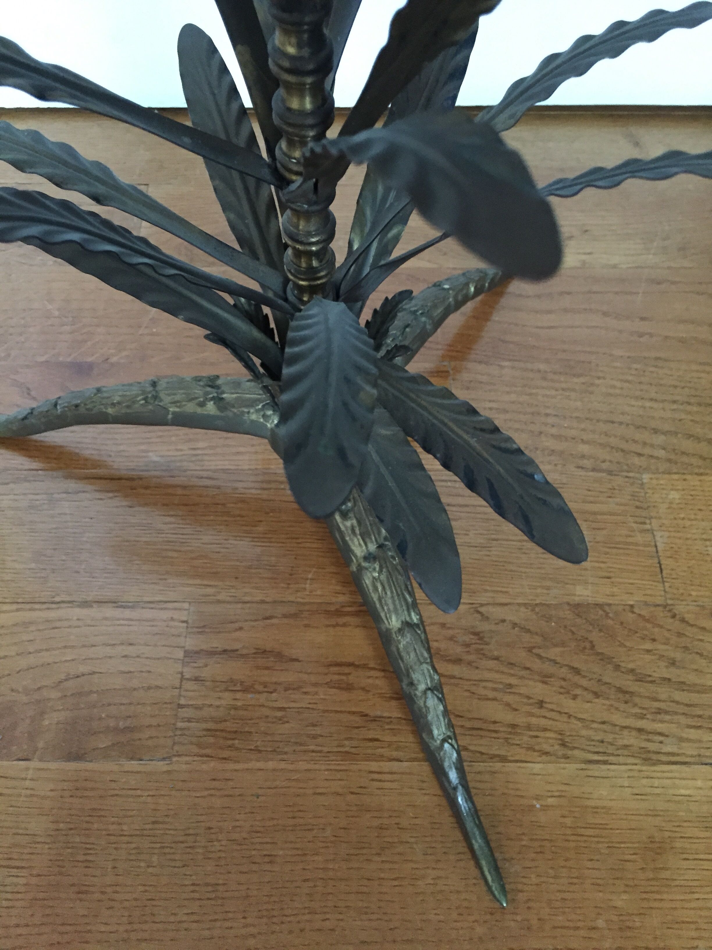 Vegetal leg table with glass top