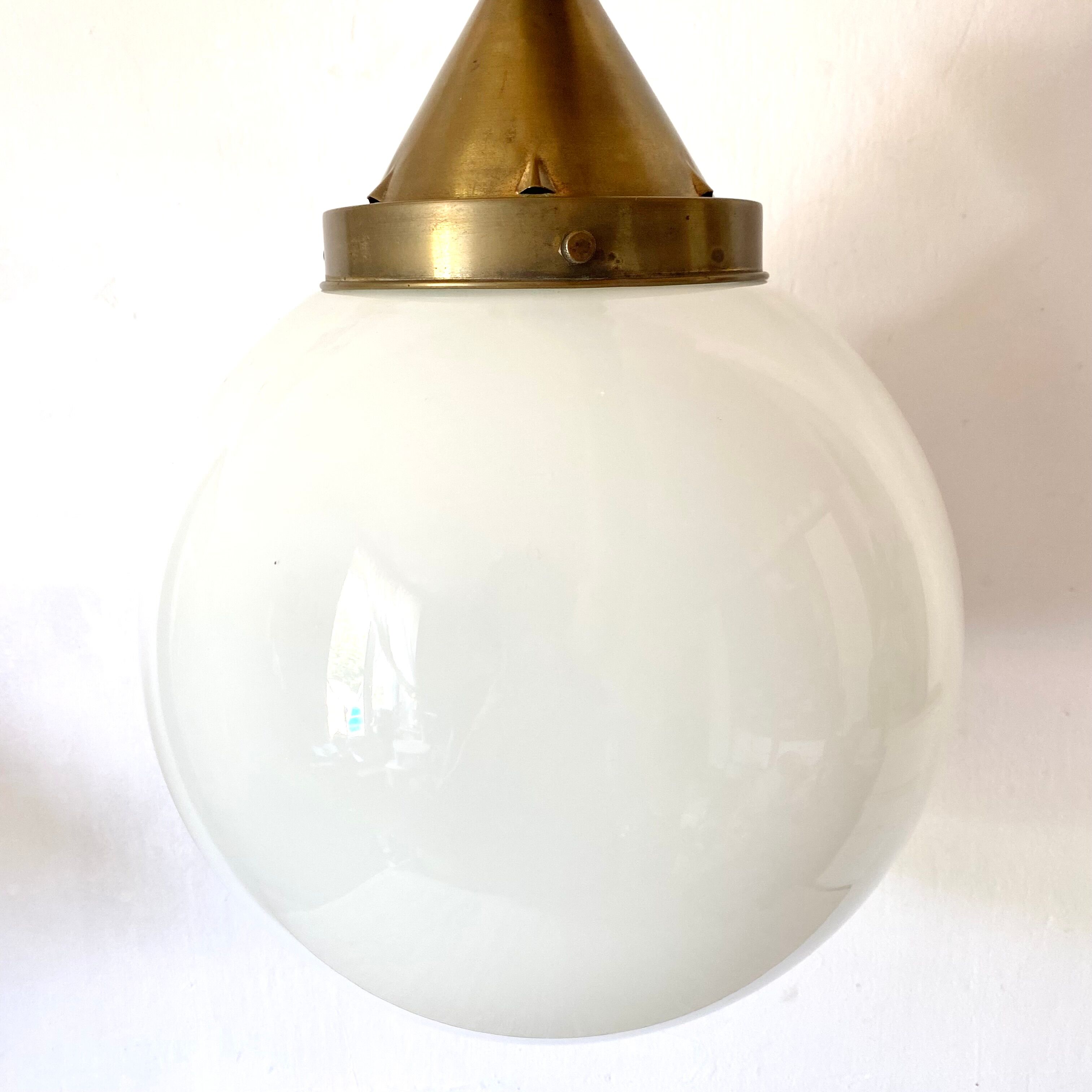 Plafonnier boule en opaline