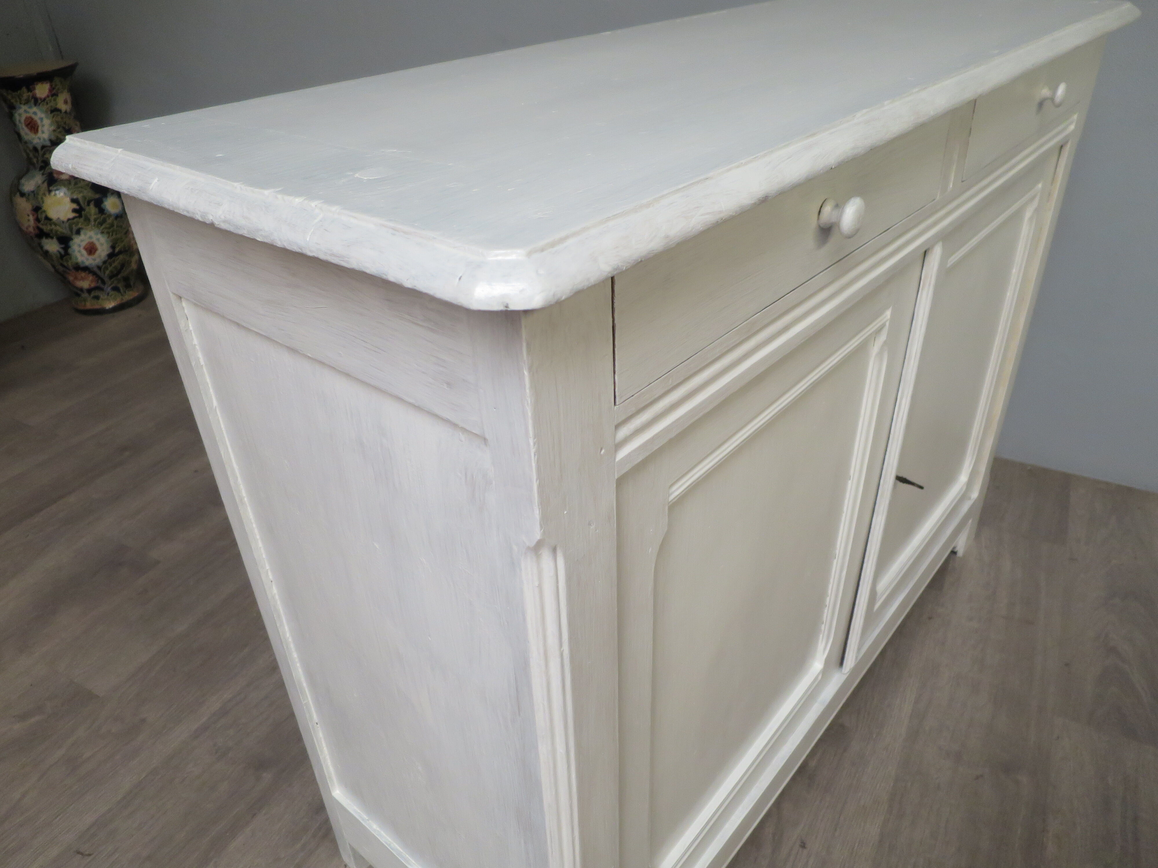 Off-white sideboard with 2 doors and 2 drawers