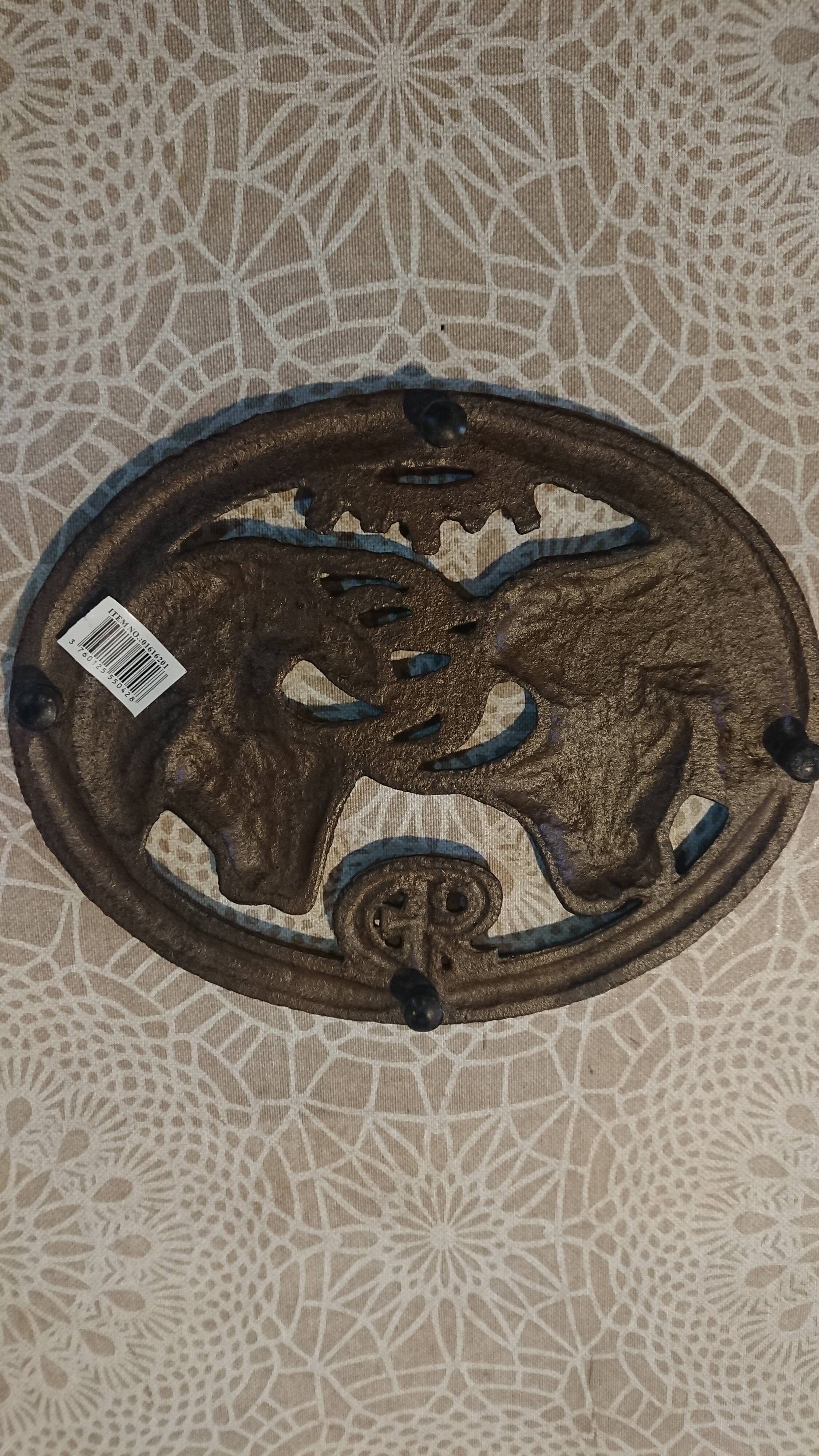 Taurus cast iron table mat