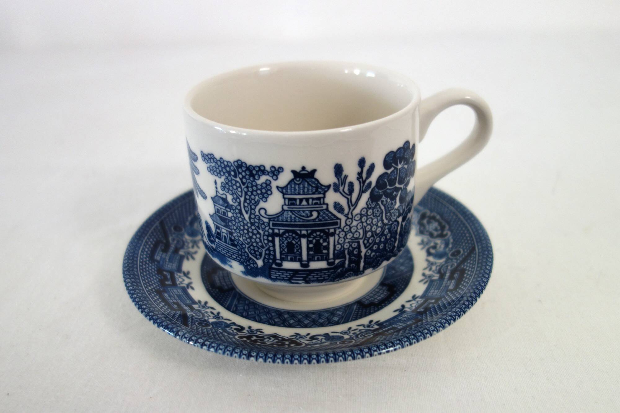 6 Vintage Blue Willow CHURCHILL Cups and Saucers, England