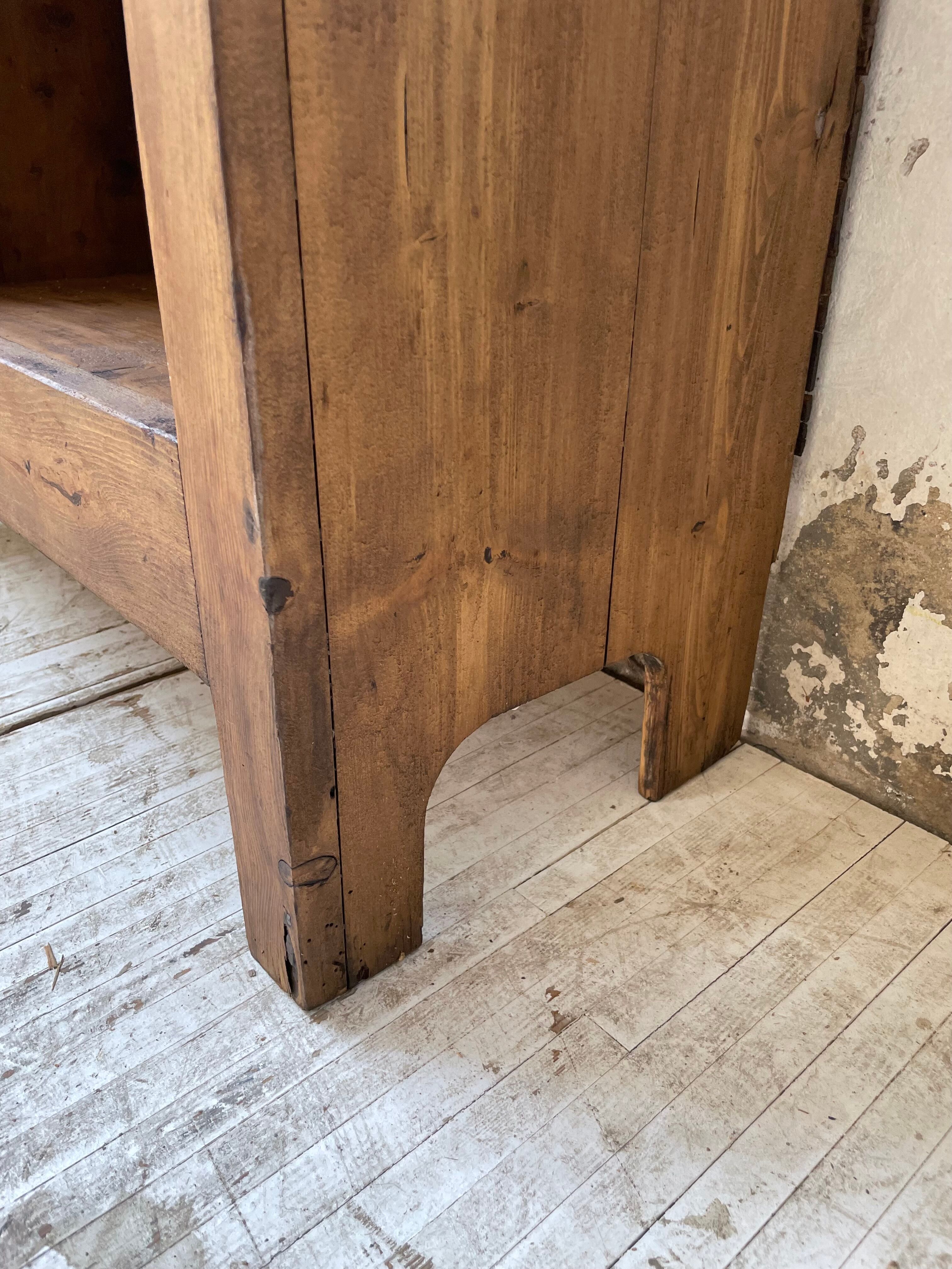 Library bonnetière pine