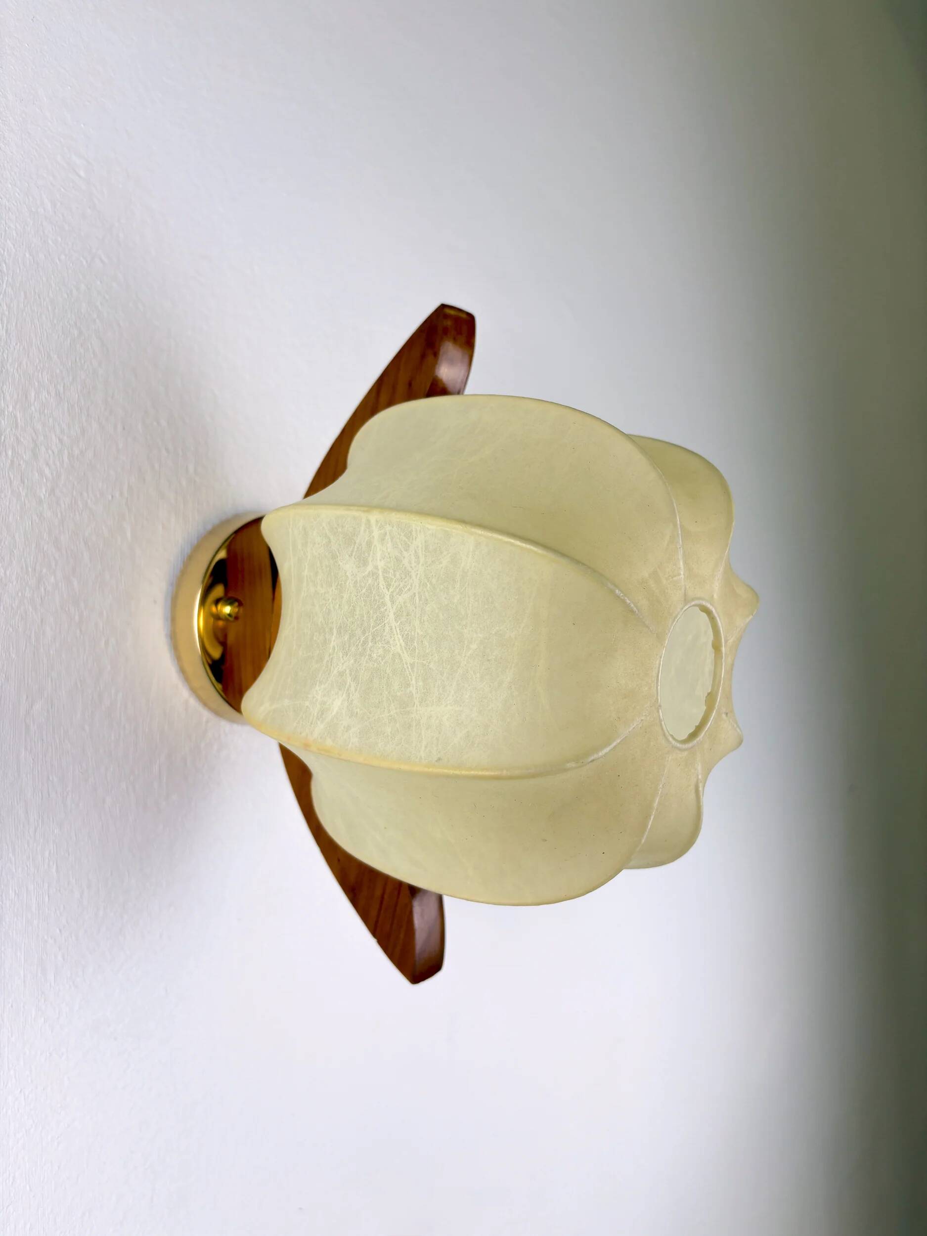 Italian "Cocoon" wall light, resin and pine wood, 1970s