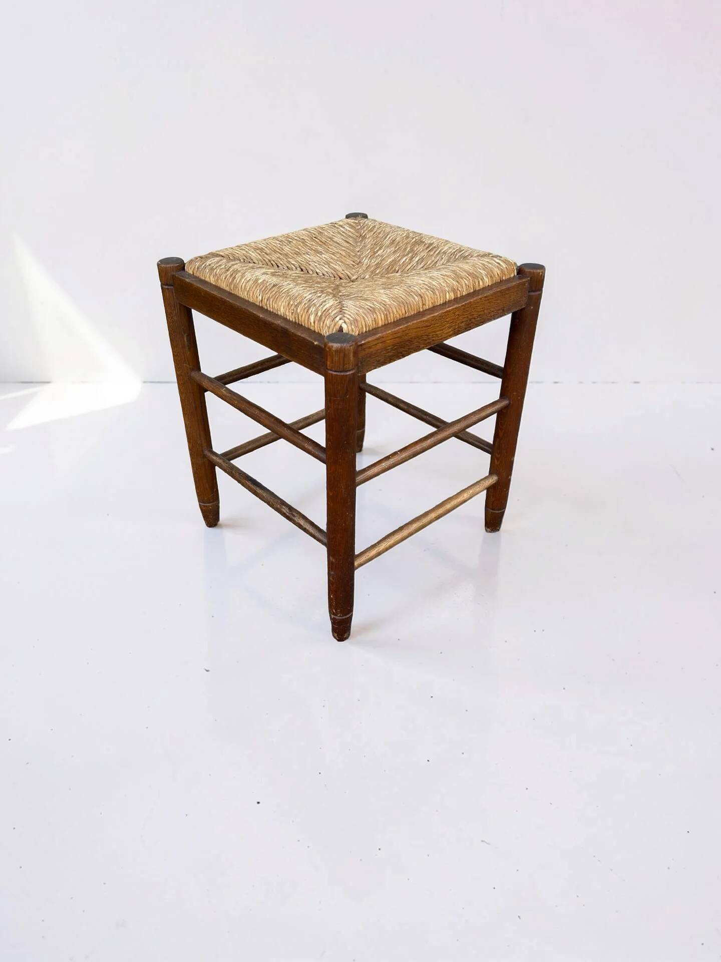 Tabouret vintage avec assise en paille