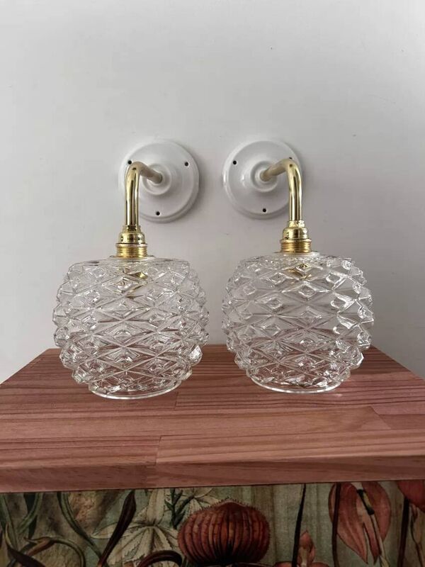 Paire d’appliques murales vintage en verre ciselé pomme de pin