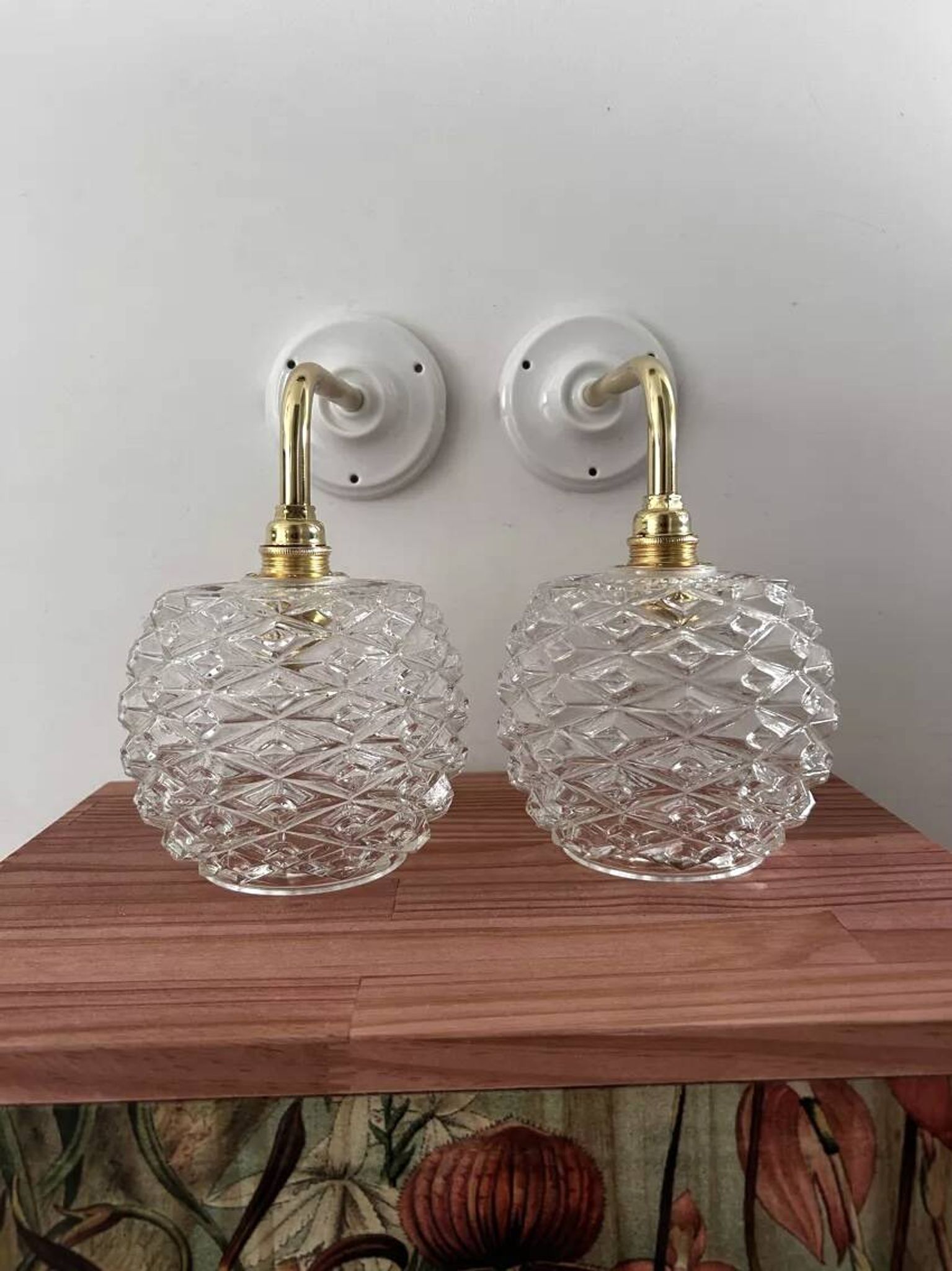 Paire d’appliques murales vintage en verre ciselé pomme de pin