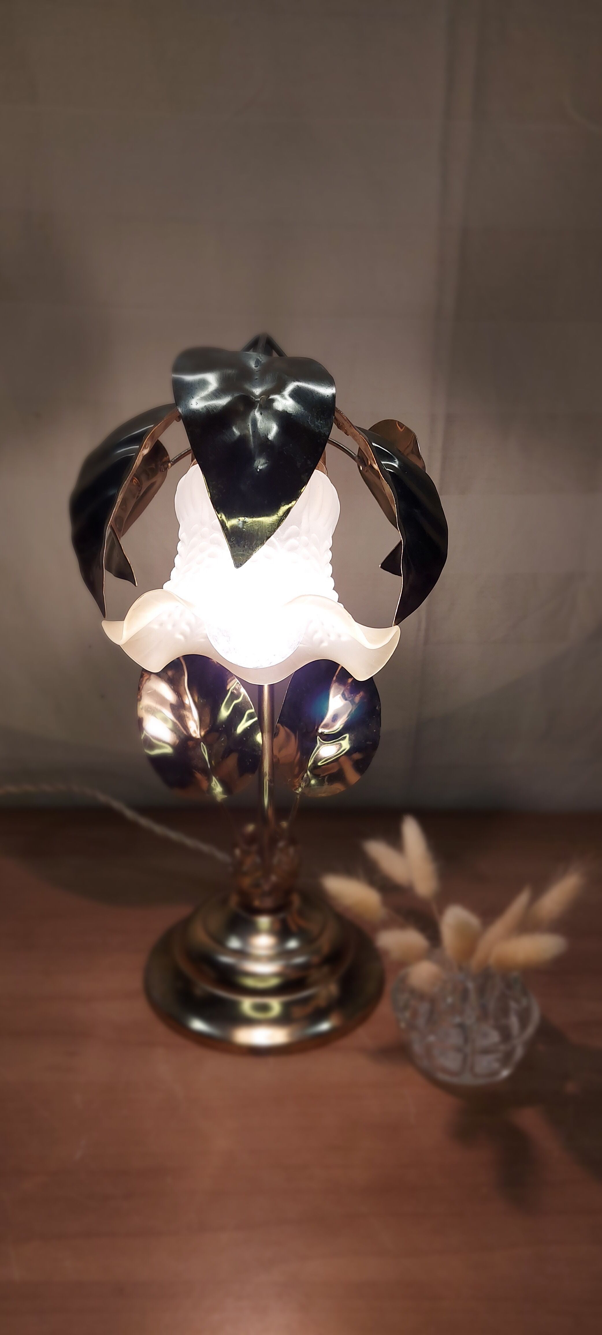Gold metal flower lamp