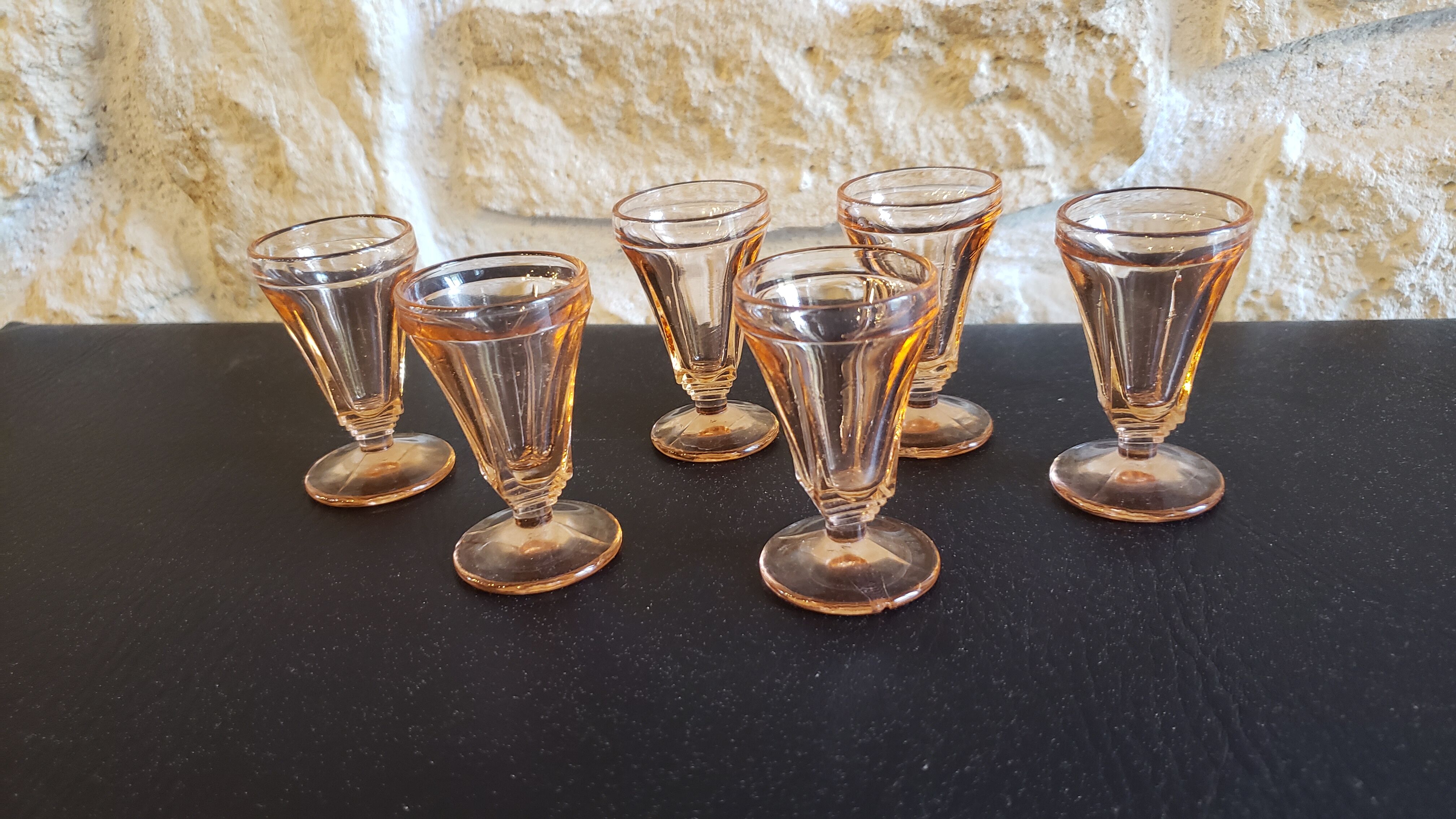 6 verres roses à pied à liqueur