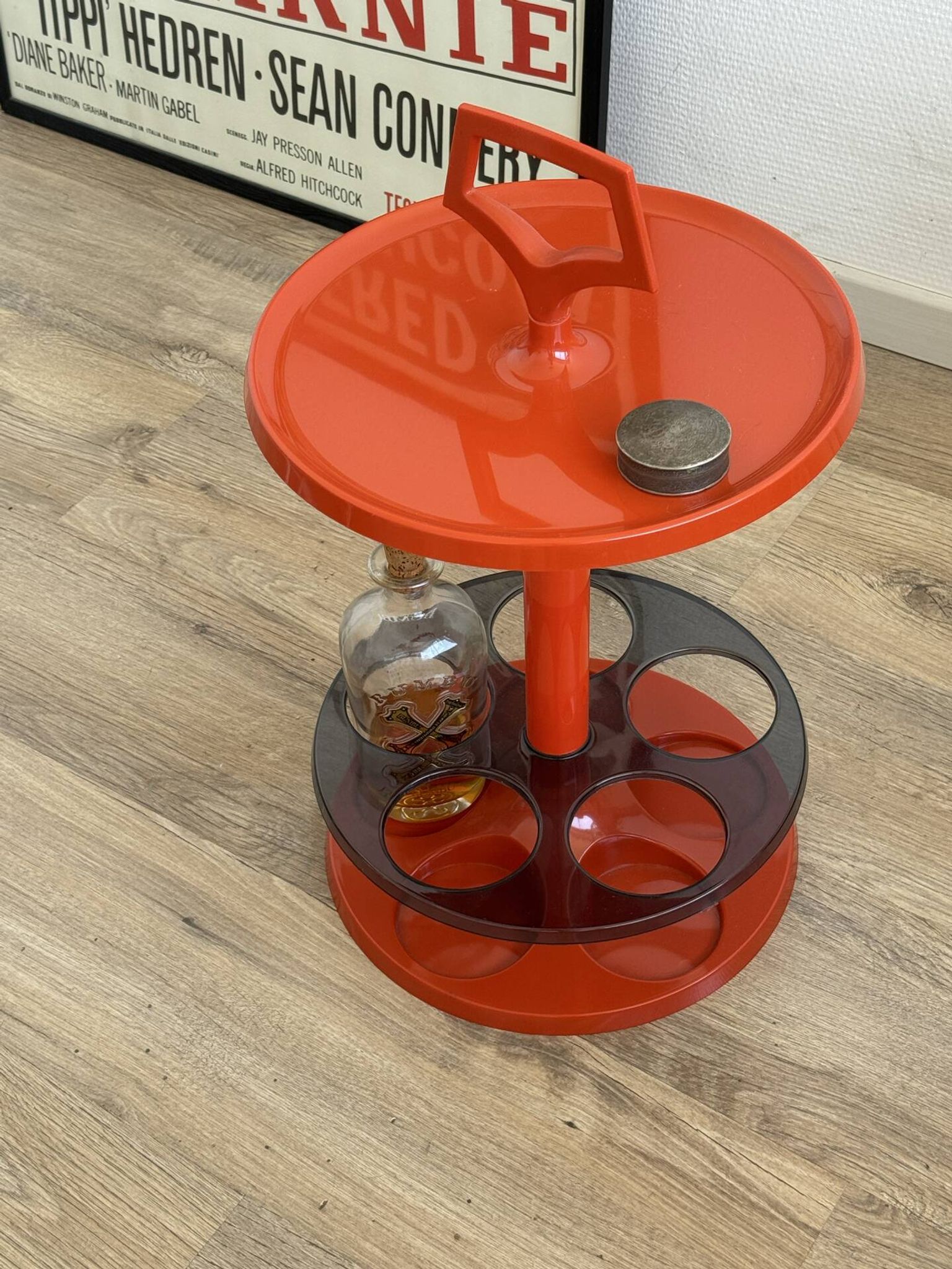 Table appointment / vintage orange bar