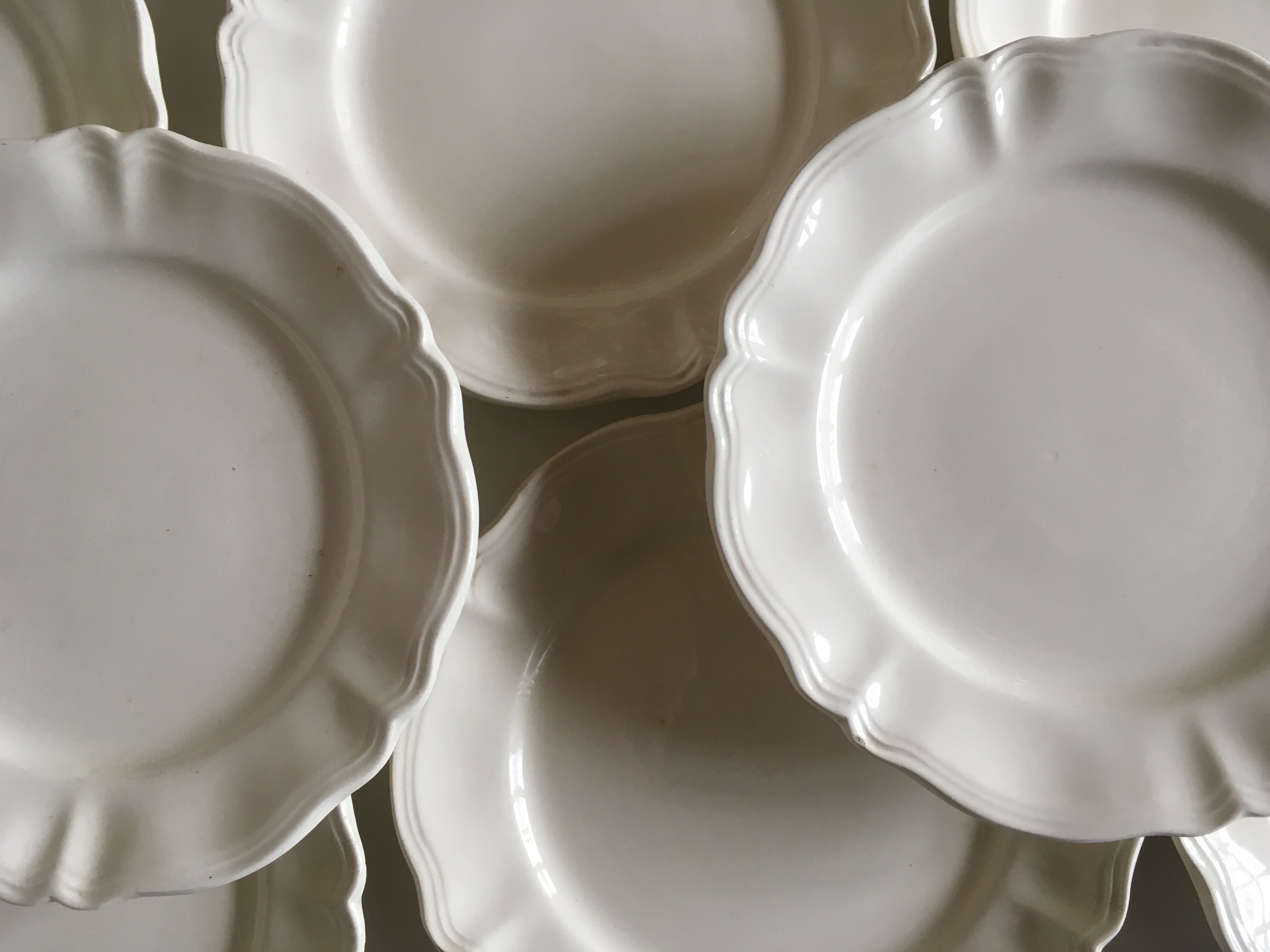 8 Sarreguemines ivory plates to gadroons 20cm