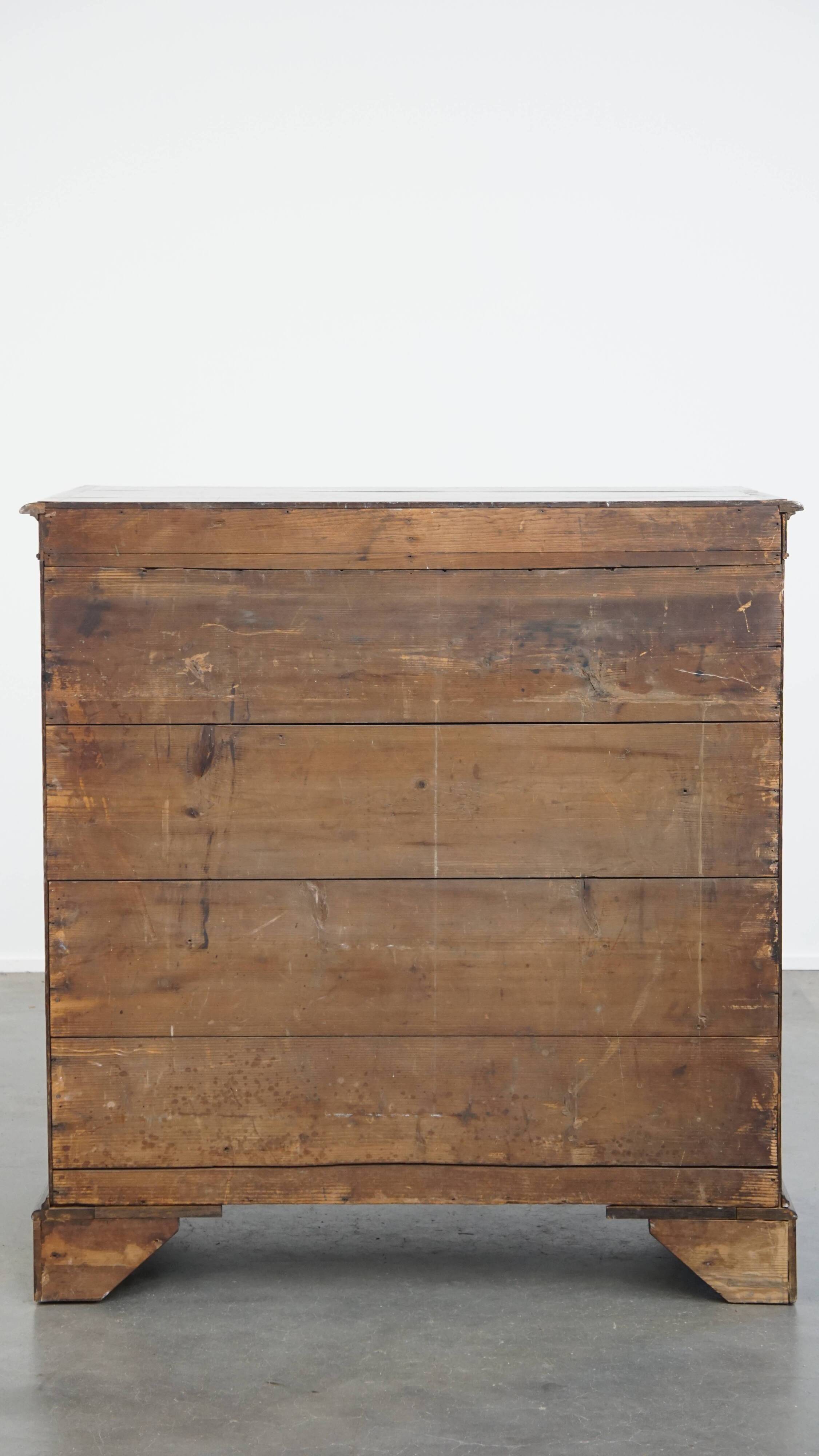 English antique oak chest of drawers with 5 drawers from the 18th century