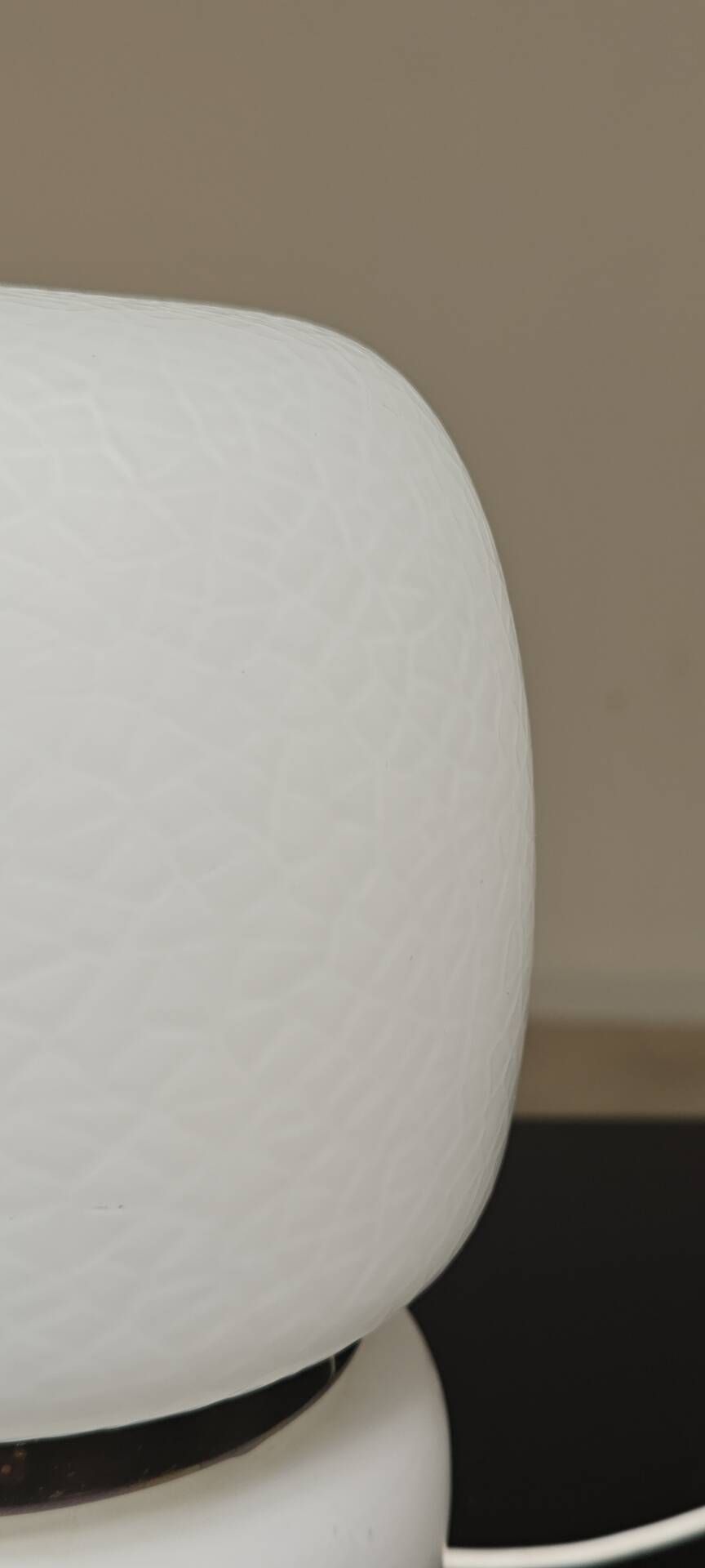 Lampe a poser tchèque en opaline blanche et laiton 1960