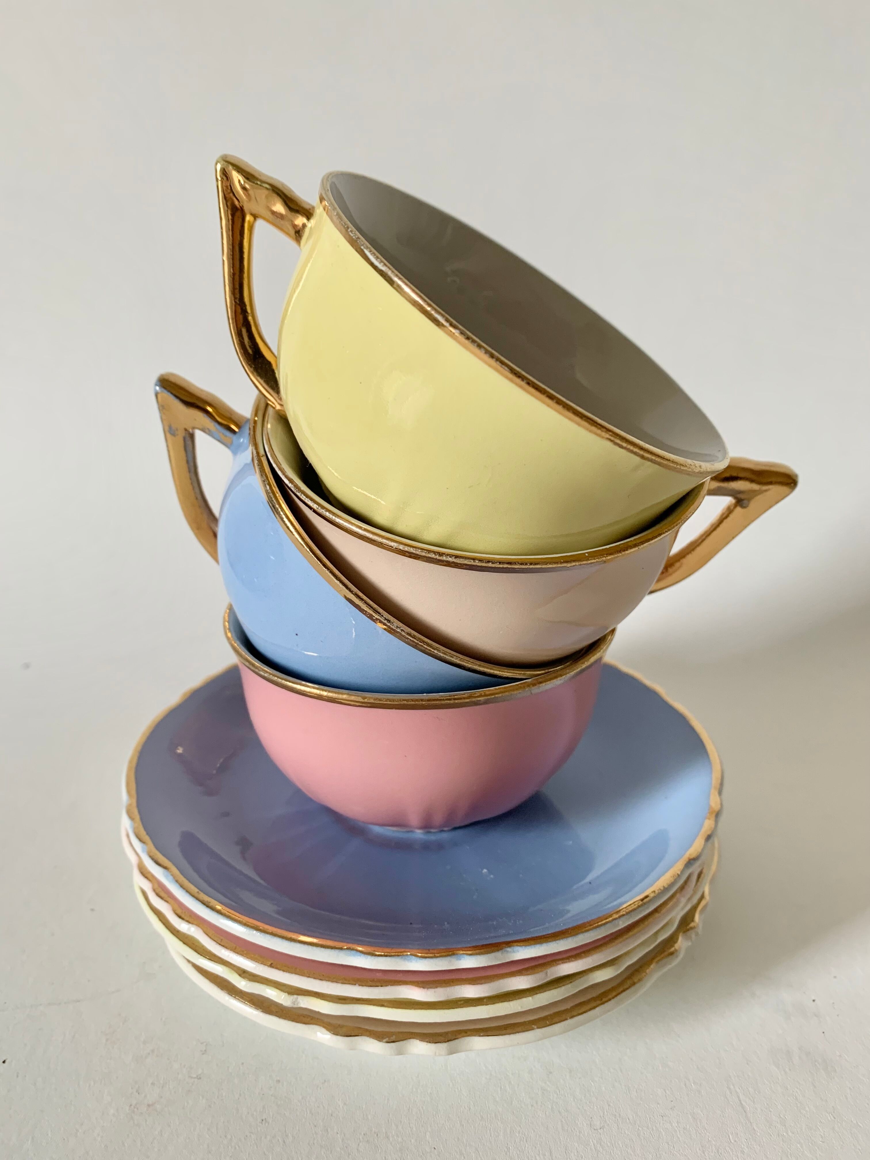 4 tasses à café en faïence couleurs pastel
