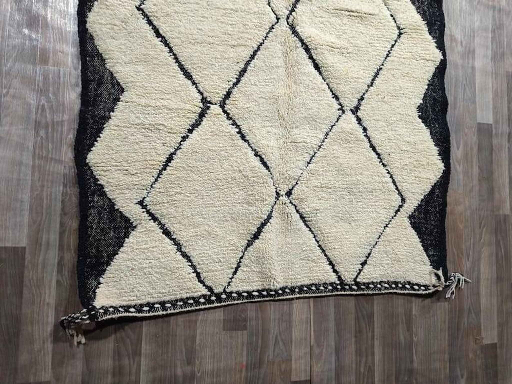Traditional handmade wool rug, size 1.4/2.6 m.